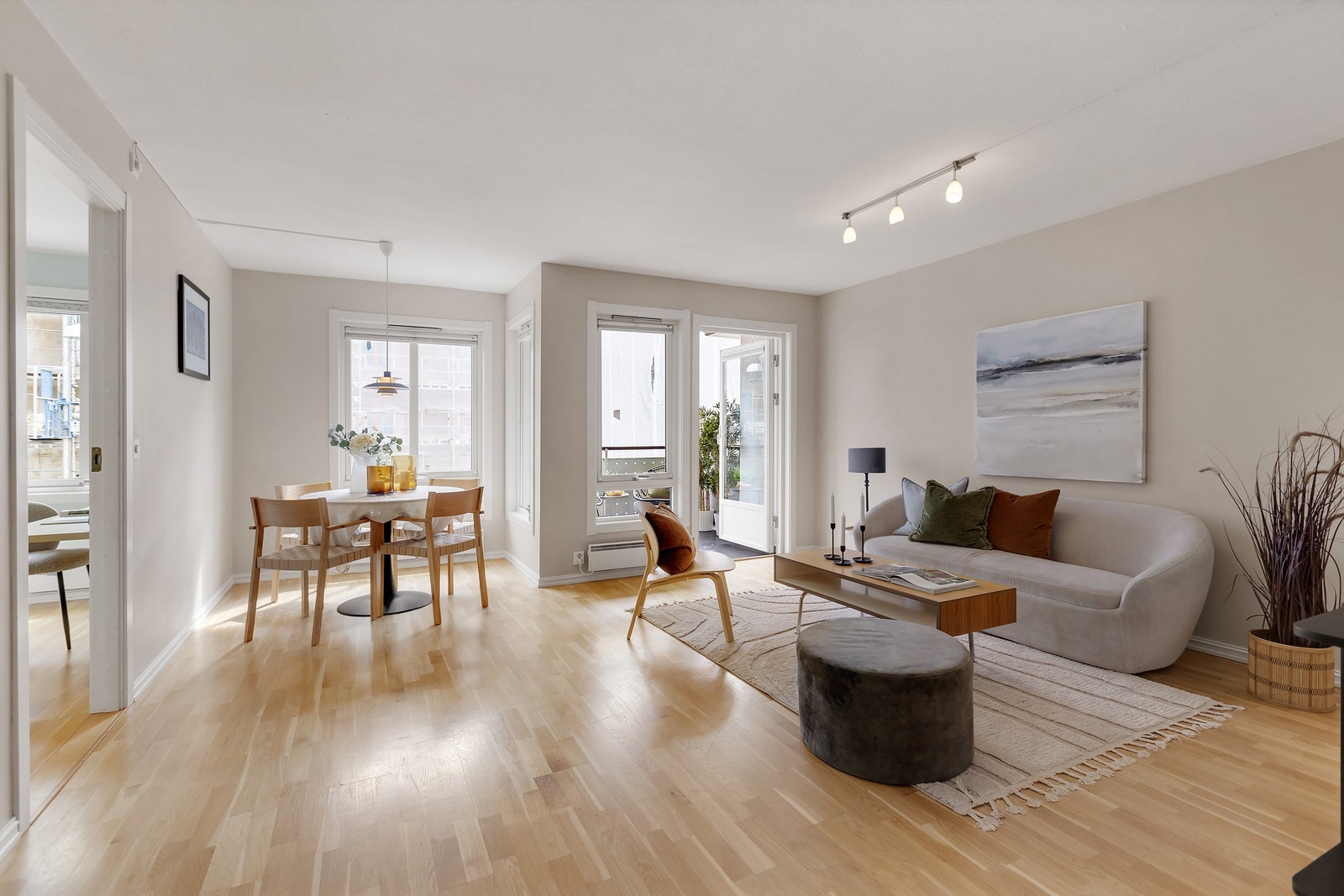 Fra stuen er det også adkomst til leilighetens flotte balkong på ca. 5 kvm. Galleribilde