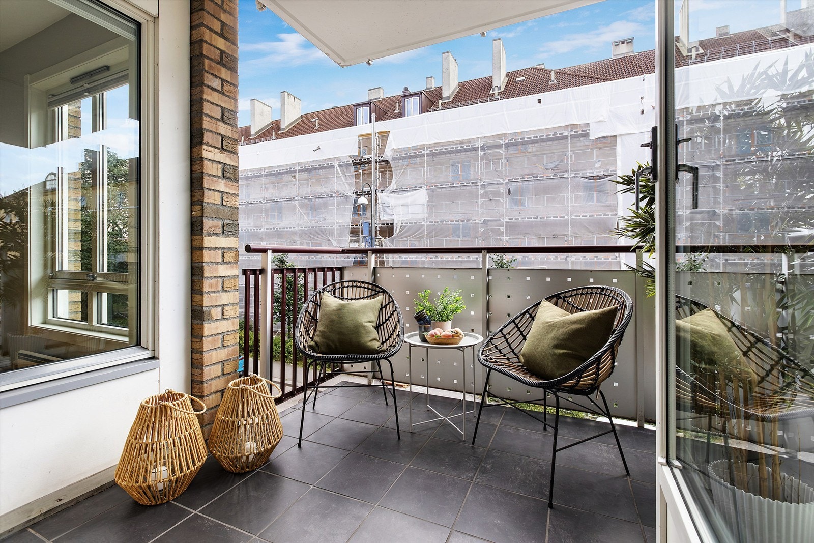 Fra stuen har du tilgang til en romslig og solrik balkong med god plass til møblement. Galleribilde