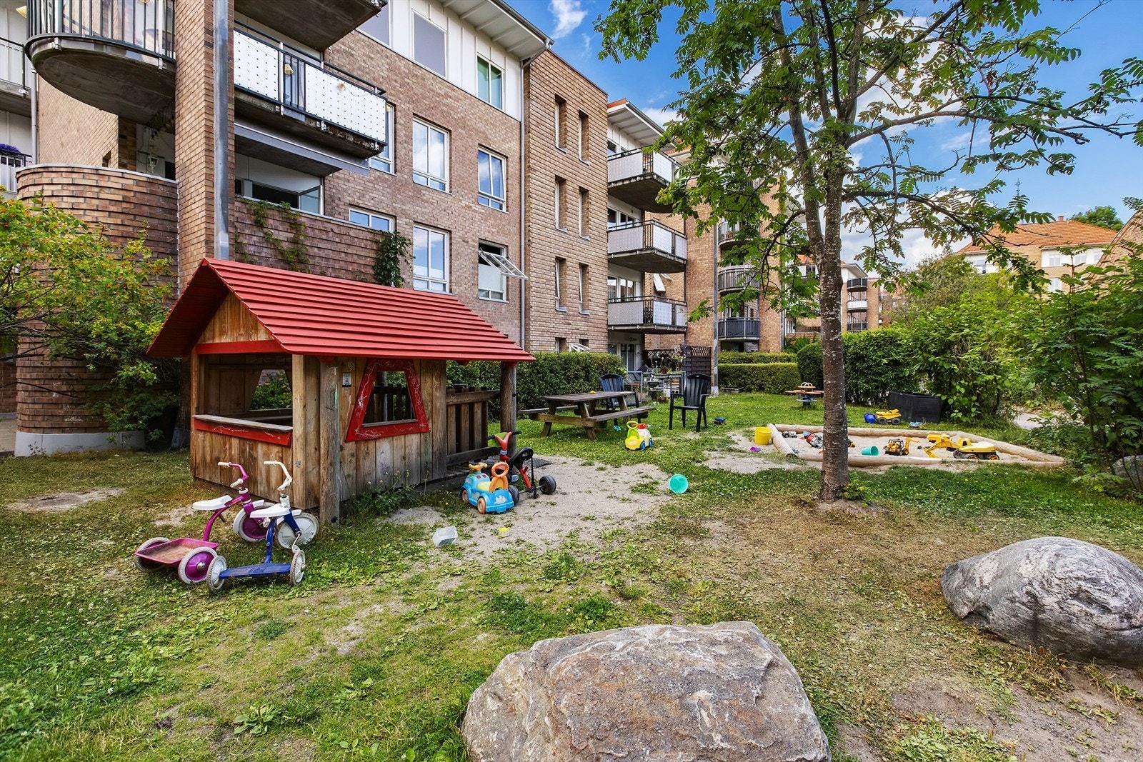 I bakgården er det også lekemuligheter for de minste. Galleribilde