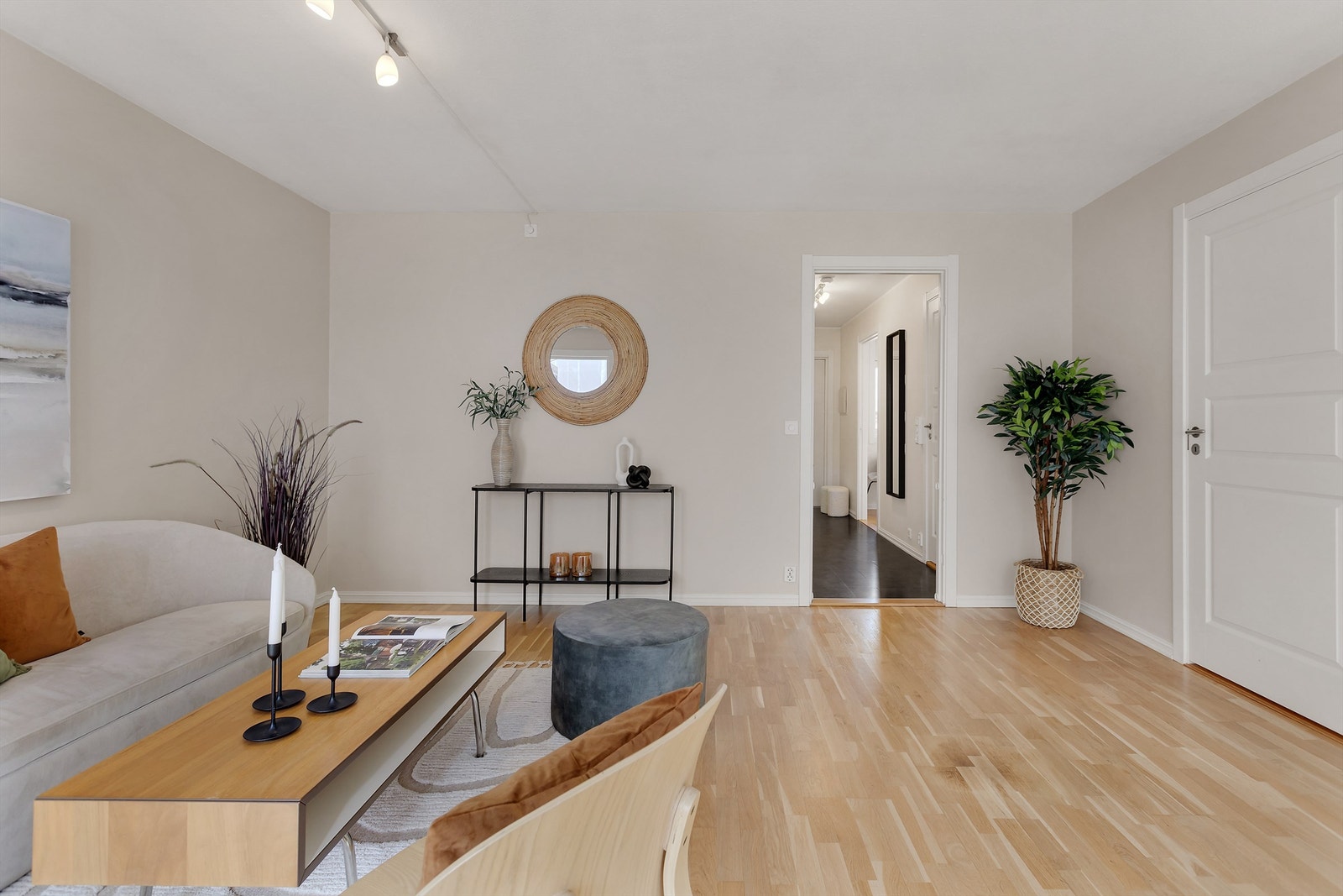 I stuen er det god plass plass til stor sofa og spisebord. Galleribilde