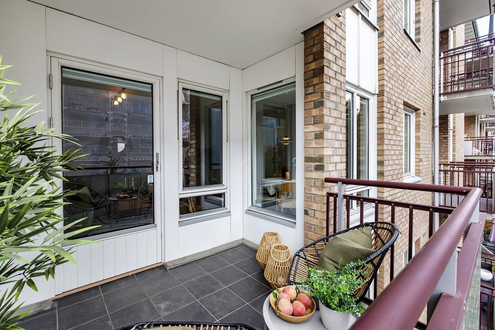 På balkongen er det god plass til sittegruppe og grill. Galleribilde