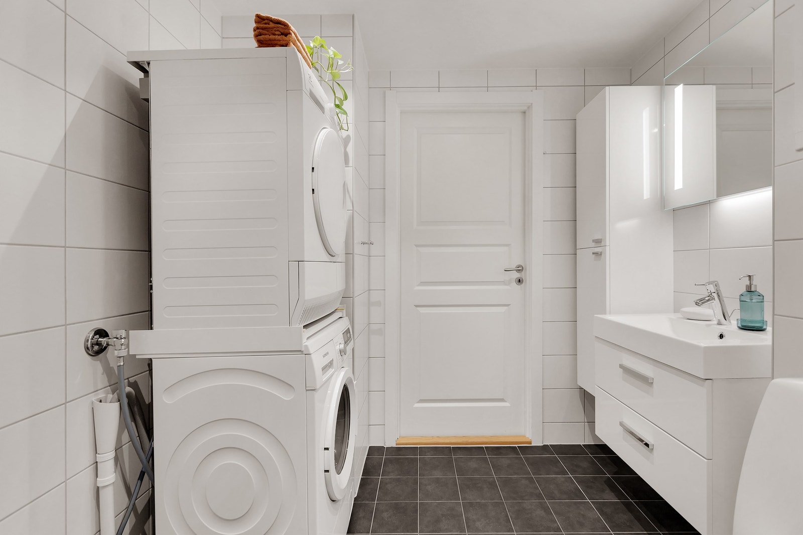 Opplegg for vaskemaskin og tørketrommel. Galleribilde