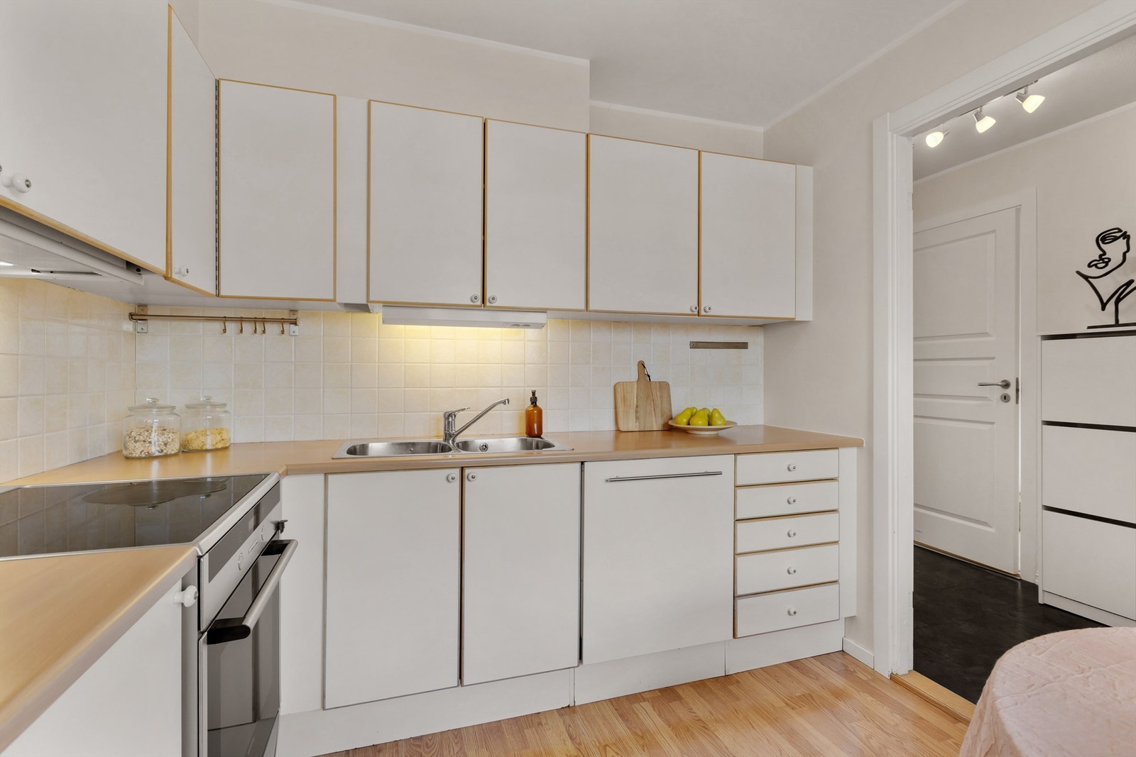 Hvitevarer medfølger boligen ved salg. Galleribilde