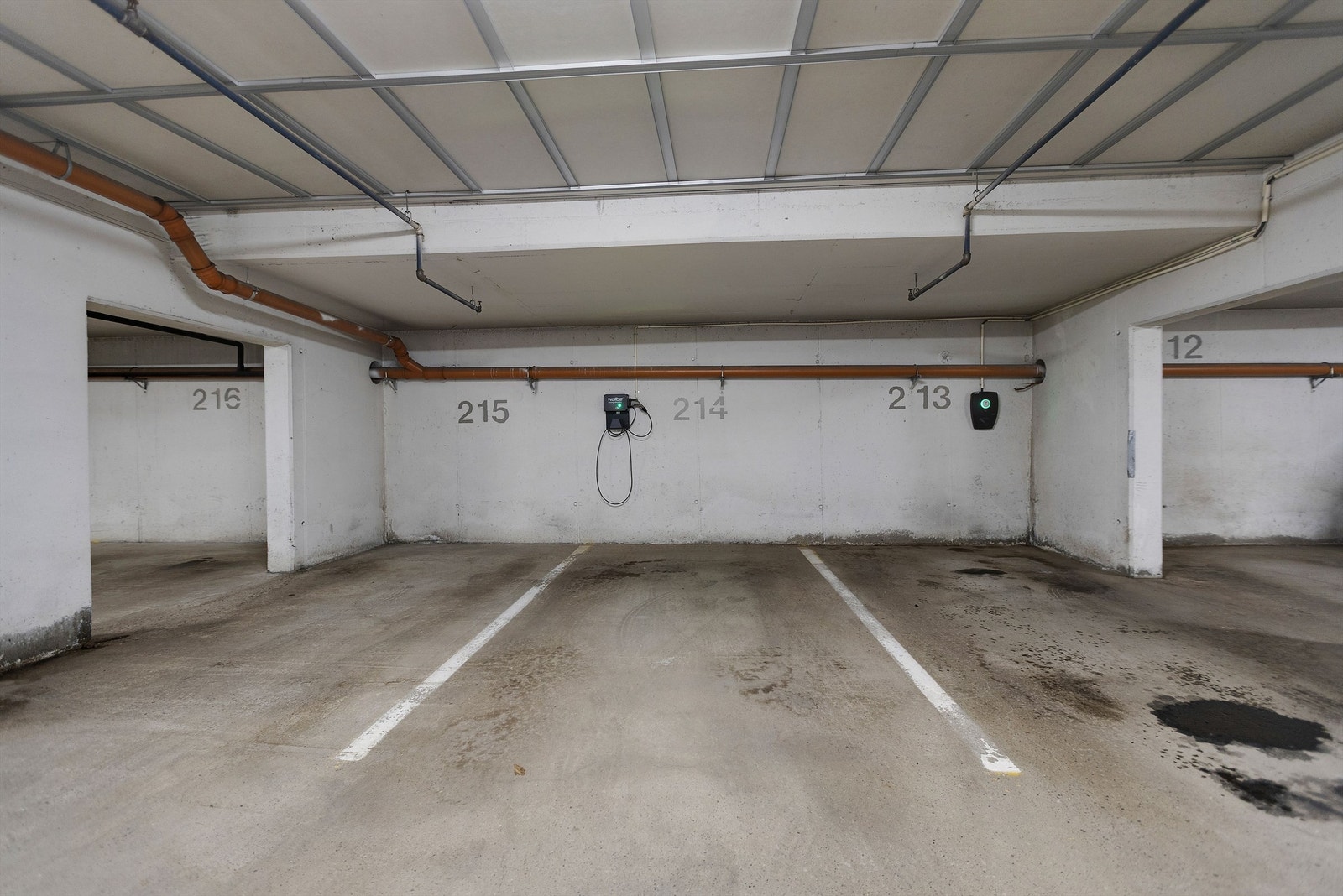 Garasjeleie for garasjeplass nr 214 medfølger leiligheten ved salg. Galleribilde