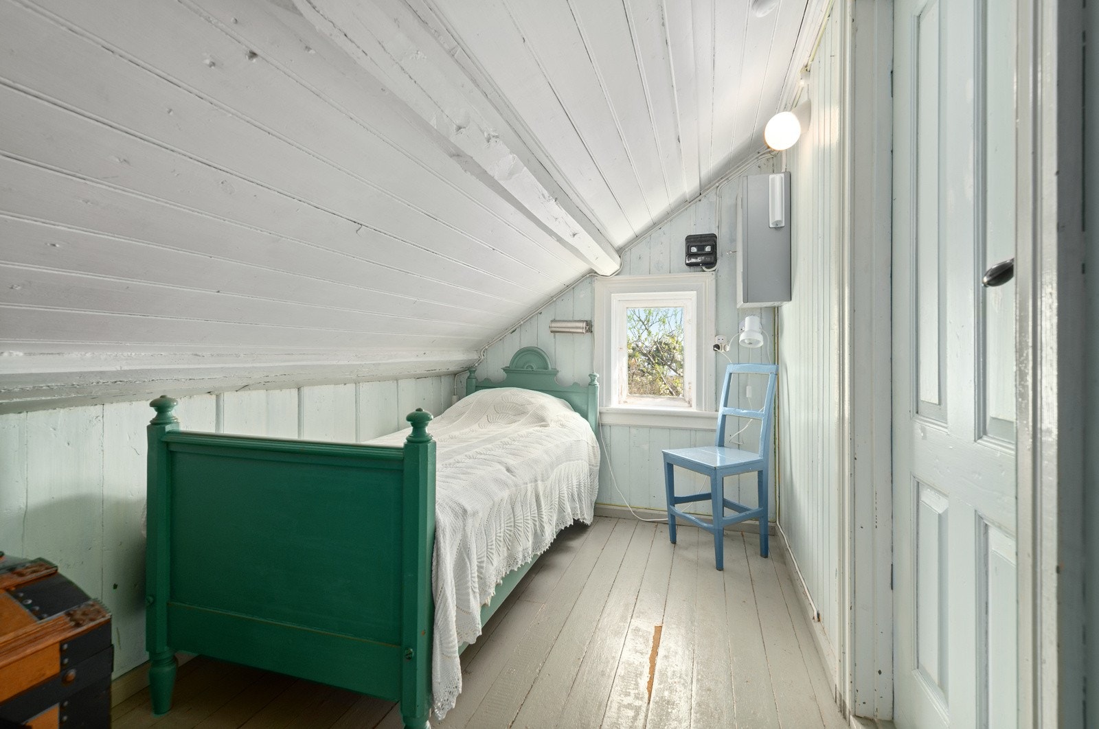 Rom i loftsetasjen som også er innredet som et soverom.(for lite til å være måleverdig areal) Galleribilde