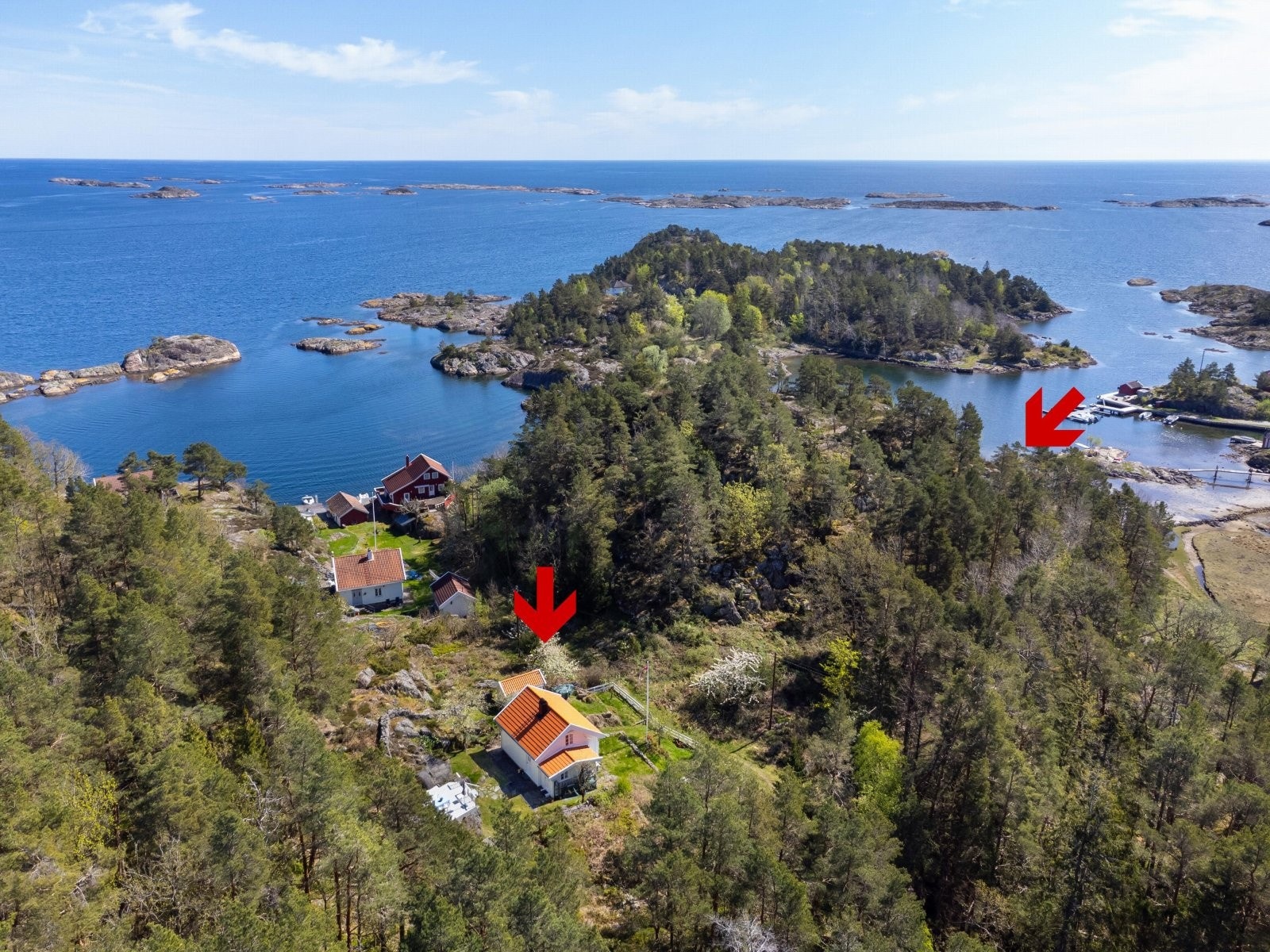 Eiendommen ligger idyllisk til med gåavstand ned til egen bryggeplass og sjøbu, og til badestrand som du ser til høyre i bildet. Galleribilde