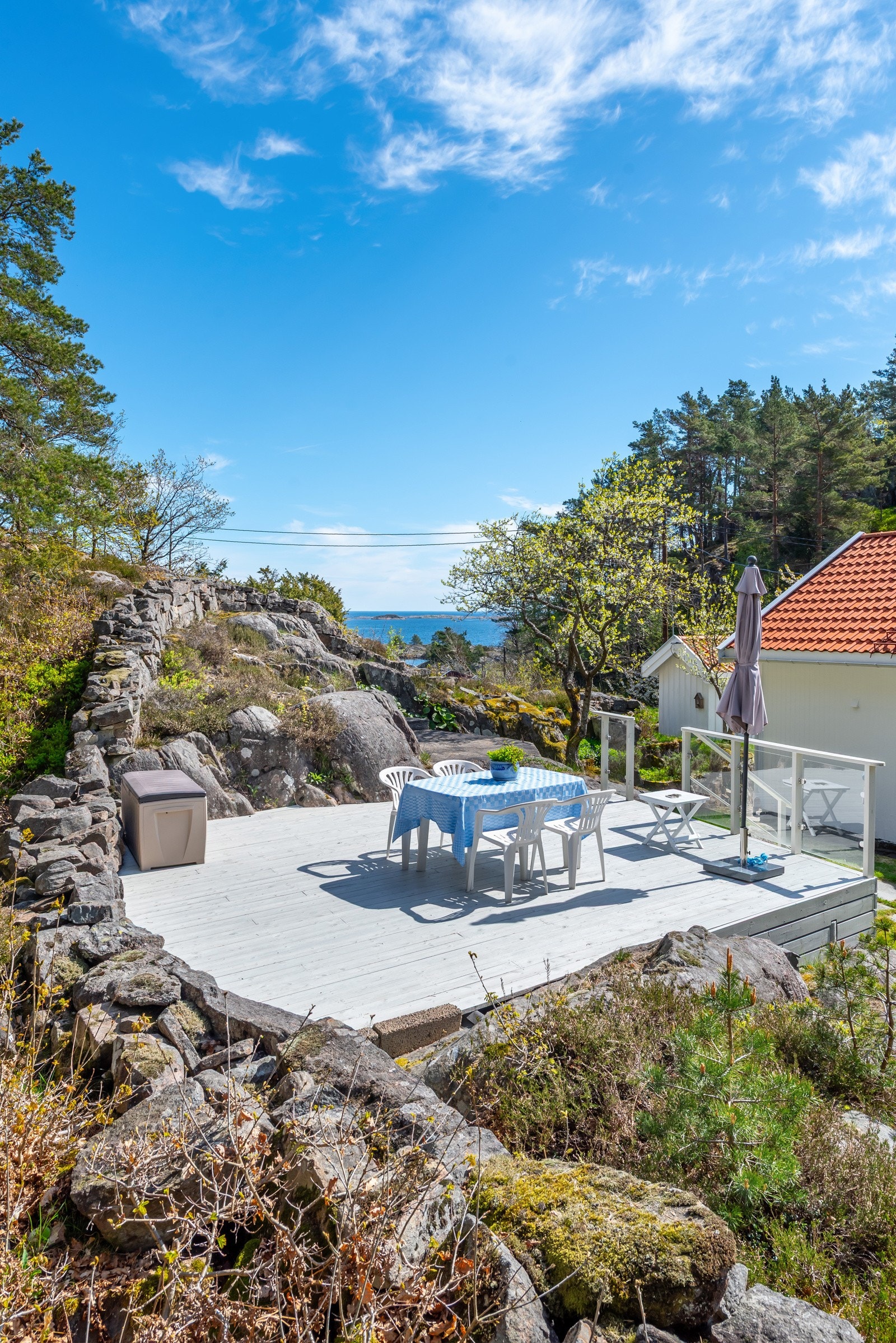 Her er det bare å drømme seg bort - tenk å grille selvfisket fisk eller koke krabber som kan nytes her - med jordbær på strå til dessert. Galleribilde