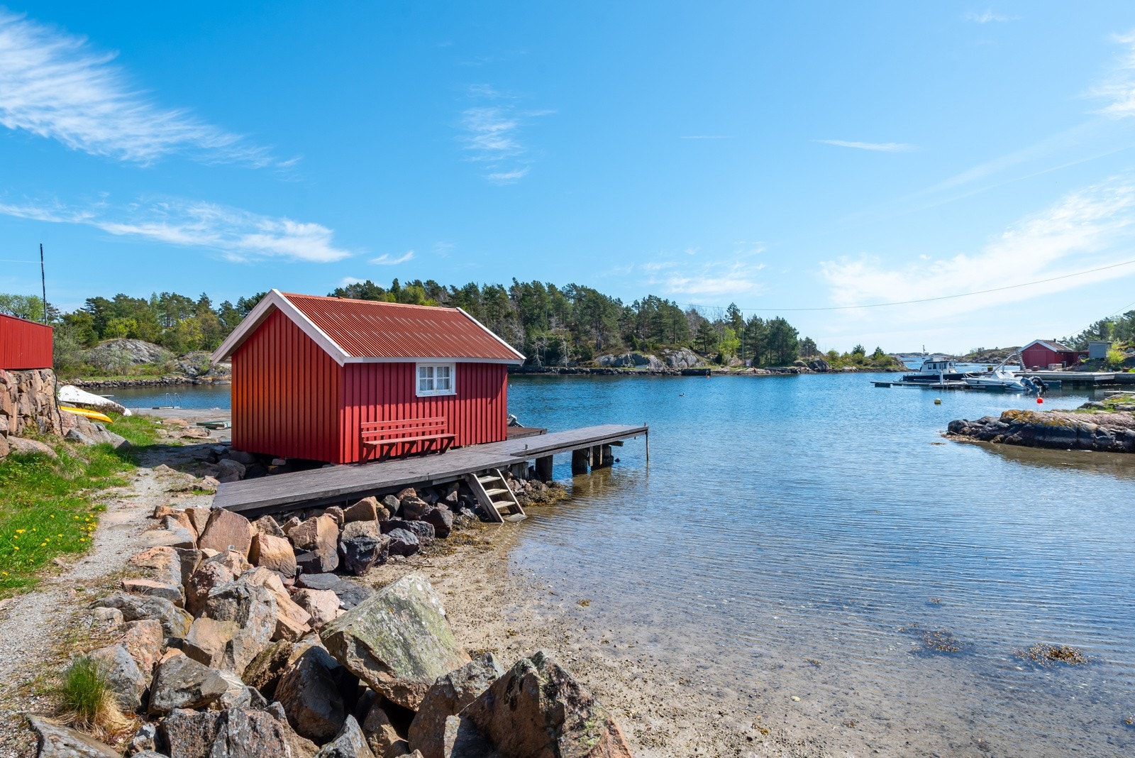 Det er også sandstrand man kan bade fra om man har med seg små på hyttetur til det vakre sørlandet. Galleribilde
