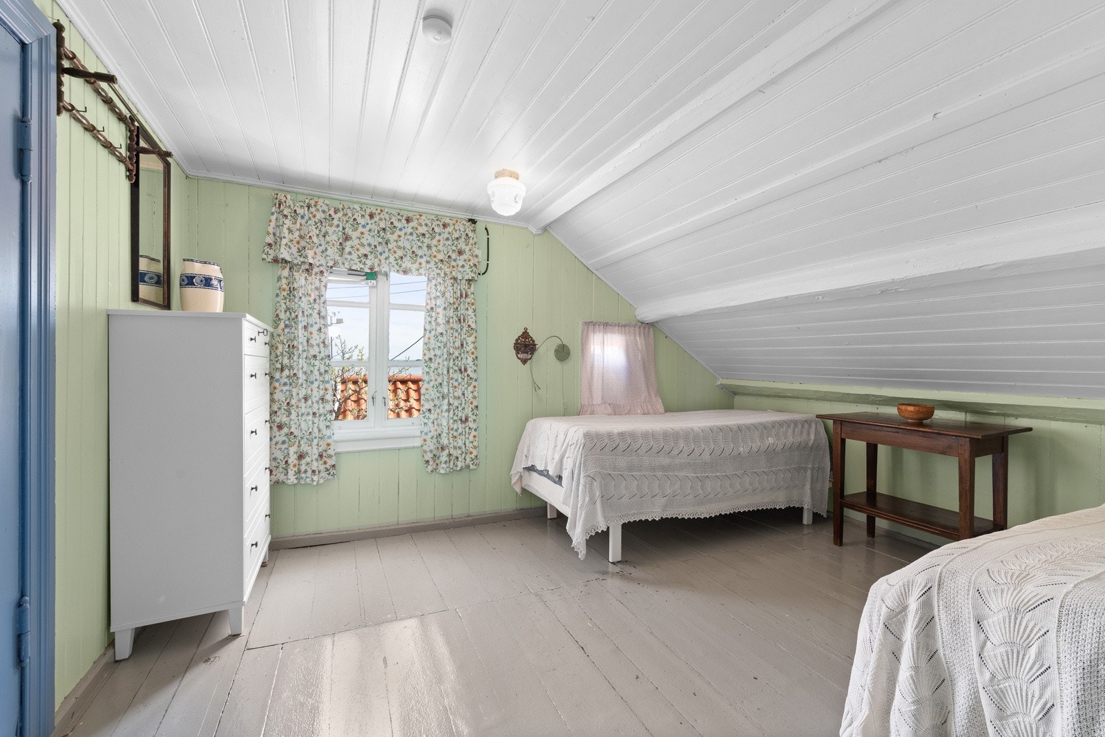 Soverom 2 er innredet med 2 enkeltsenger. Her kan man fint få plass til en enkeltseng til, eller endre til dobbeltseng etter behov. Galleribilde