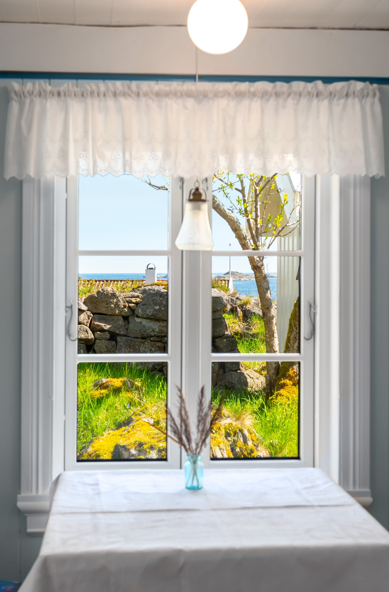 En meget fin start på dagen med frokost og en kaffikopp ved dette vinduet. Galleribilde