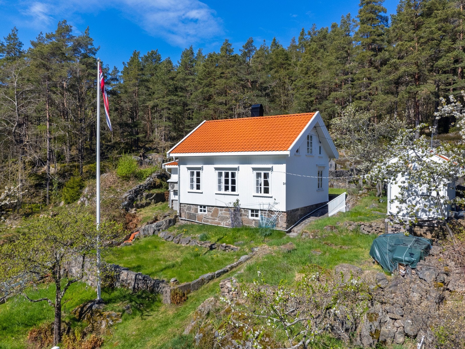 Flaggstang med flagg medfølger. Ekte sørlandsidyll ! Galleribilde