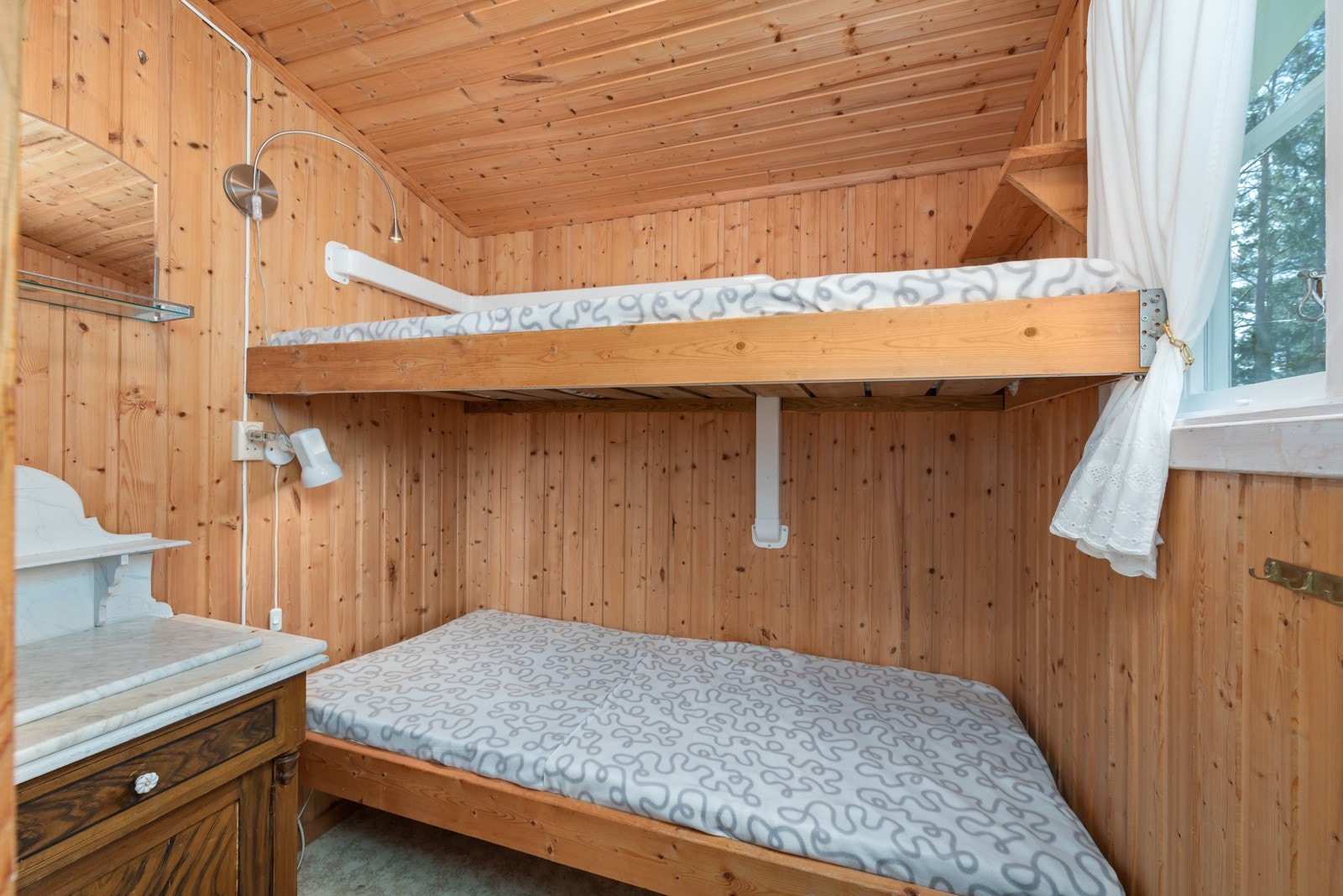 Soverom i 1.etg med køyeseng, praktisk nært badet. Galleribilde