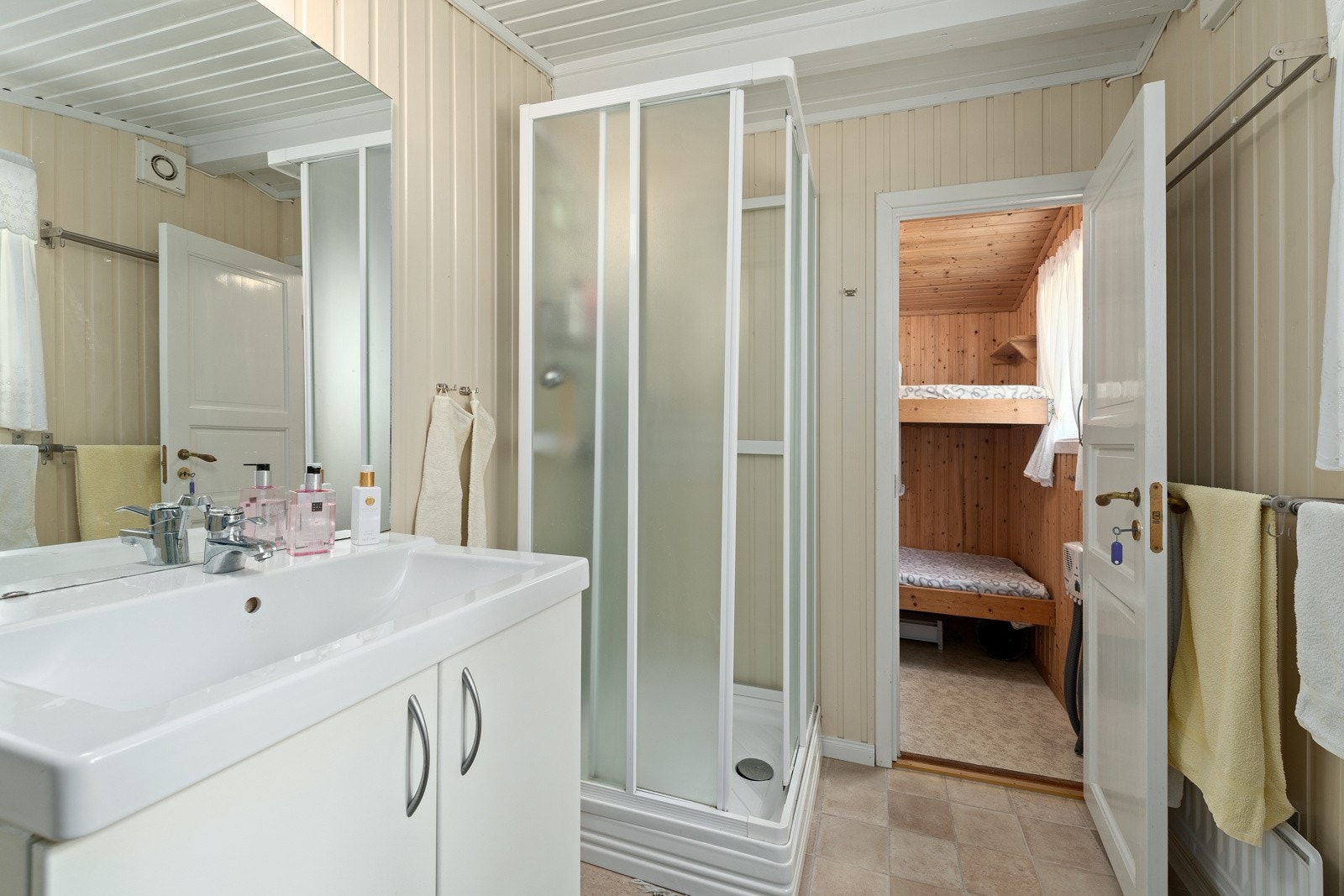 Badet har både servant og dusj. Soverommet på innsiden har praktisk køyeseng. Galleribilde