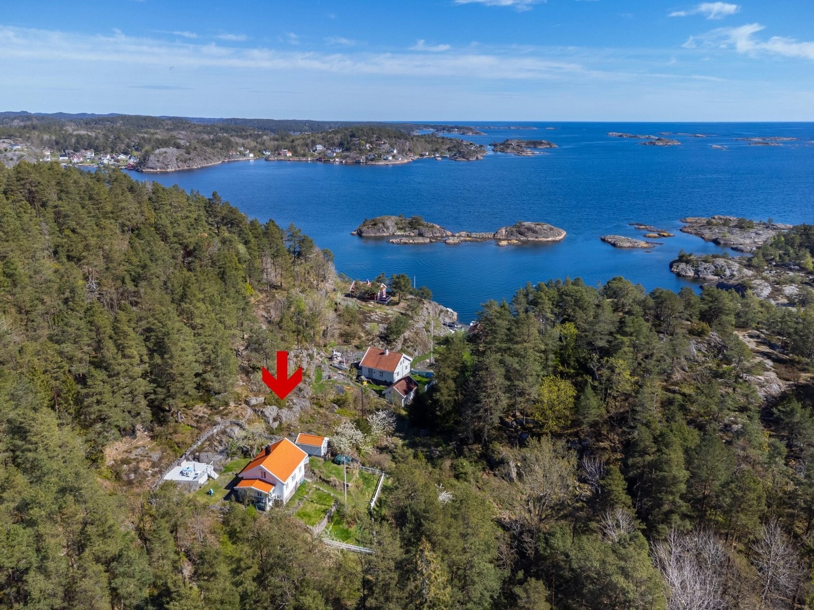 Eiendommen har fine uteplasser foran og i bakkant av boligen. Her er det solrikt og skjønt! Galleribilde