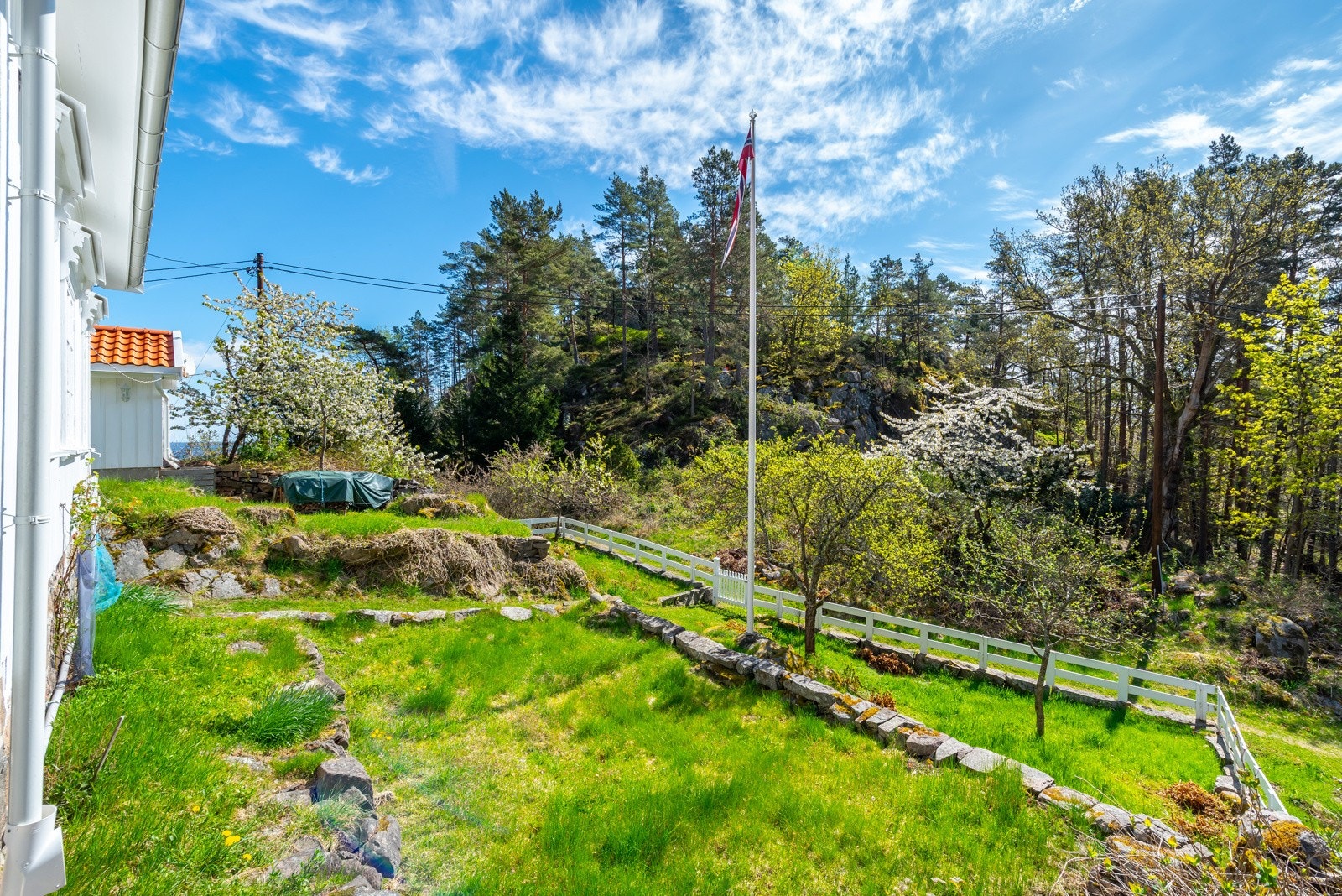 Hage med plen i flere nivåer - her er det bare å slippe fantasien løs og lage seg hyggelige uterom etter ønsker og behov. Galleribilde