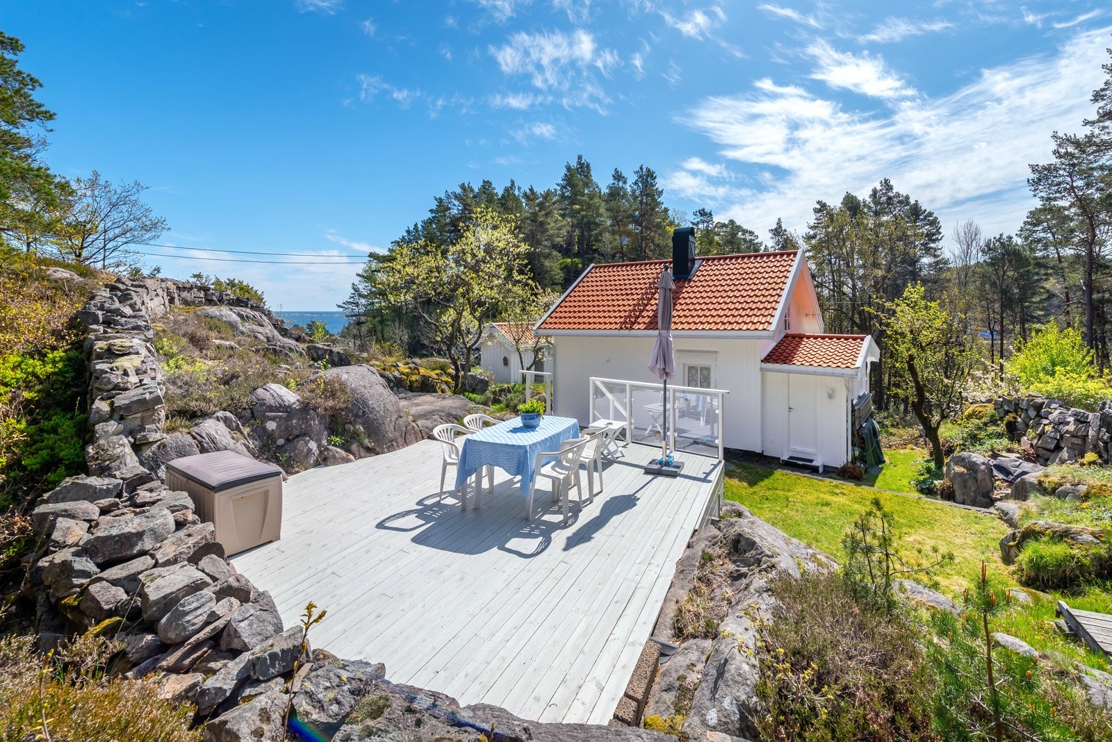 På baksiden av boligen er det bygget romslig platting som egner seg godt til hverdags og til sammenkomster om man får feriegjester. Galleribilde