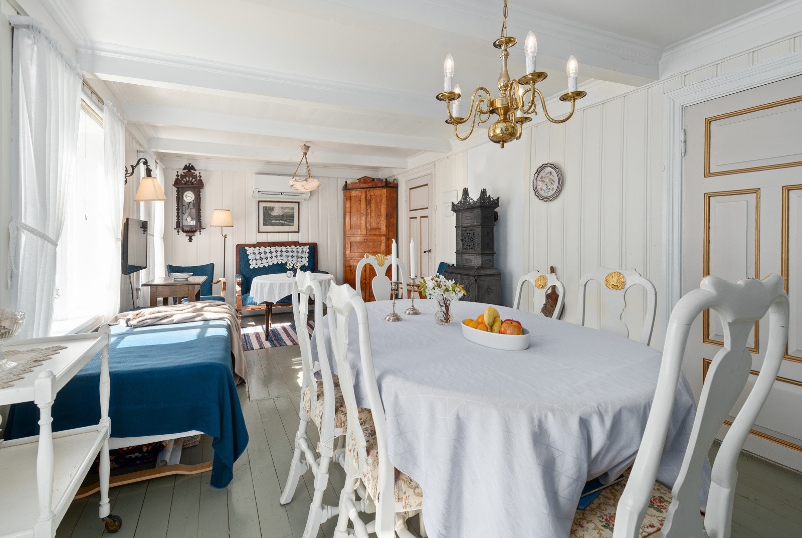 Pr.d.d. er det innredet med spisebord, sittegruppe og dagseng/gjesteseng. Galleribilde