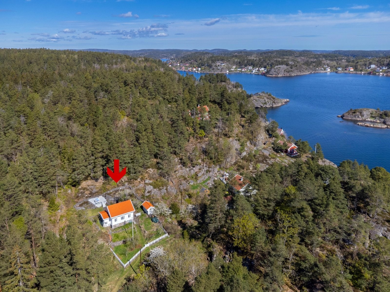 Det er opparbeidet romslig platting i bakant av fritidsboligen med flott utsikt mot sjøen og Geitholmene. Galleribilde