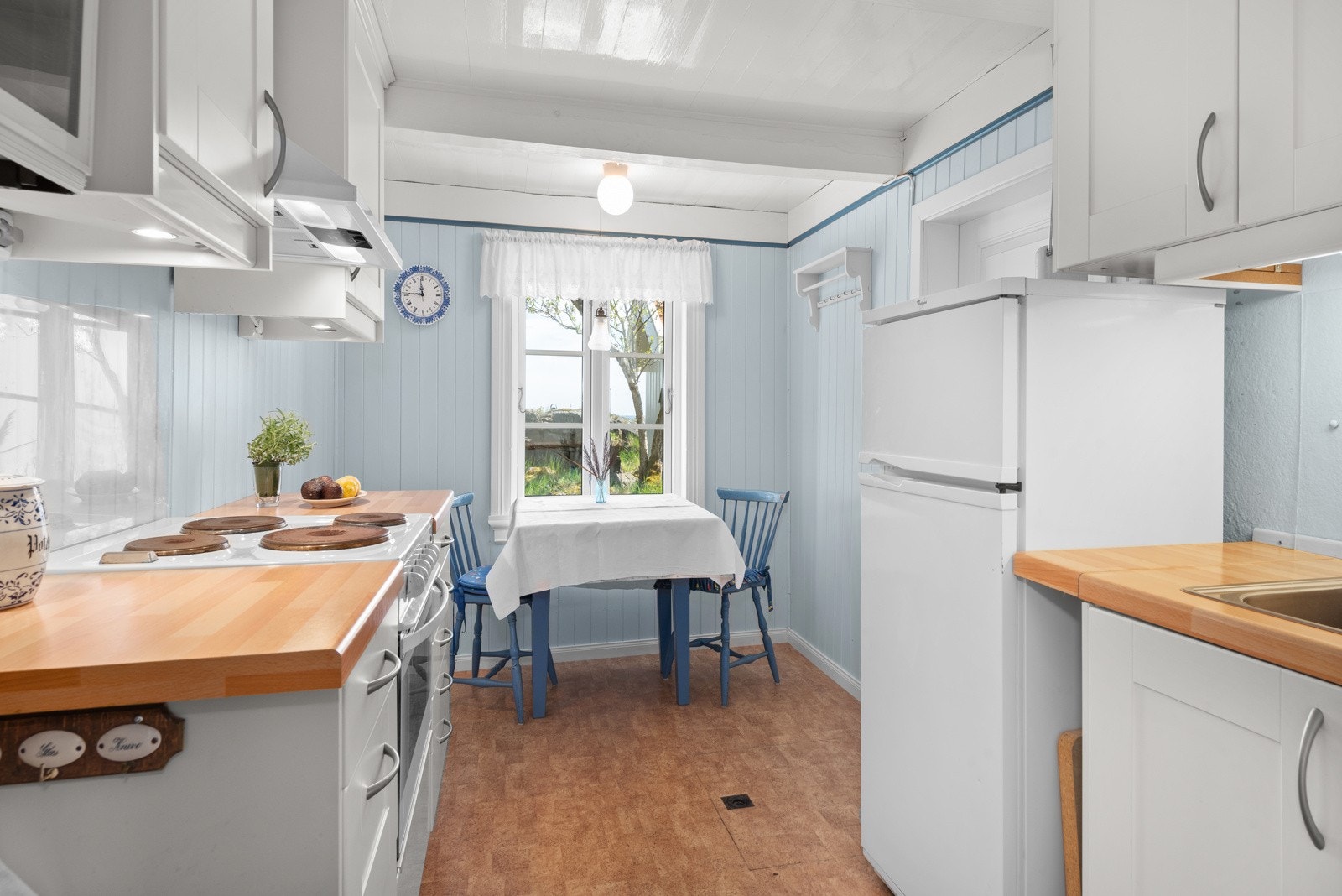 Hytten har godt utrustet og bruksnyttig kjøkken med plass til frokostbord ved vinduet. Galleribilde