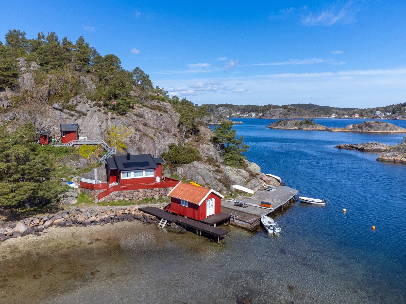 Her er sjøbua og bryggen som tilhører eiendommen. Bryggen i i forkant av sjøbua, samt bryggen med den nærmeste båten medfølger. Galleribilde