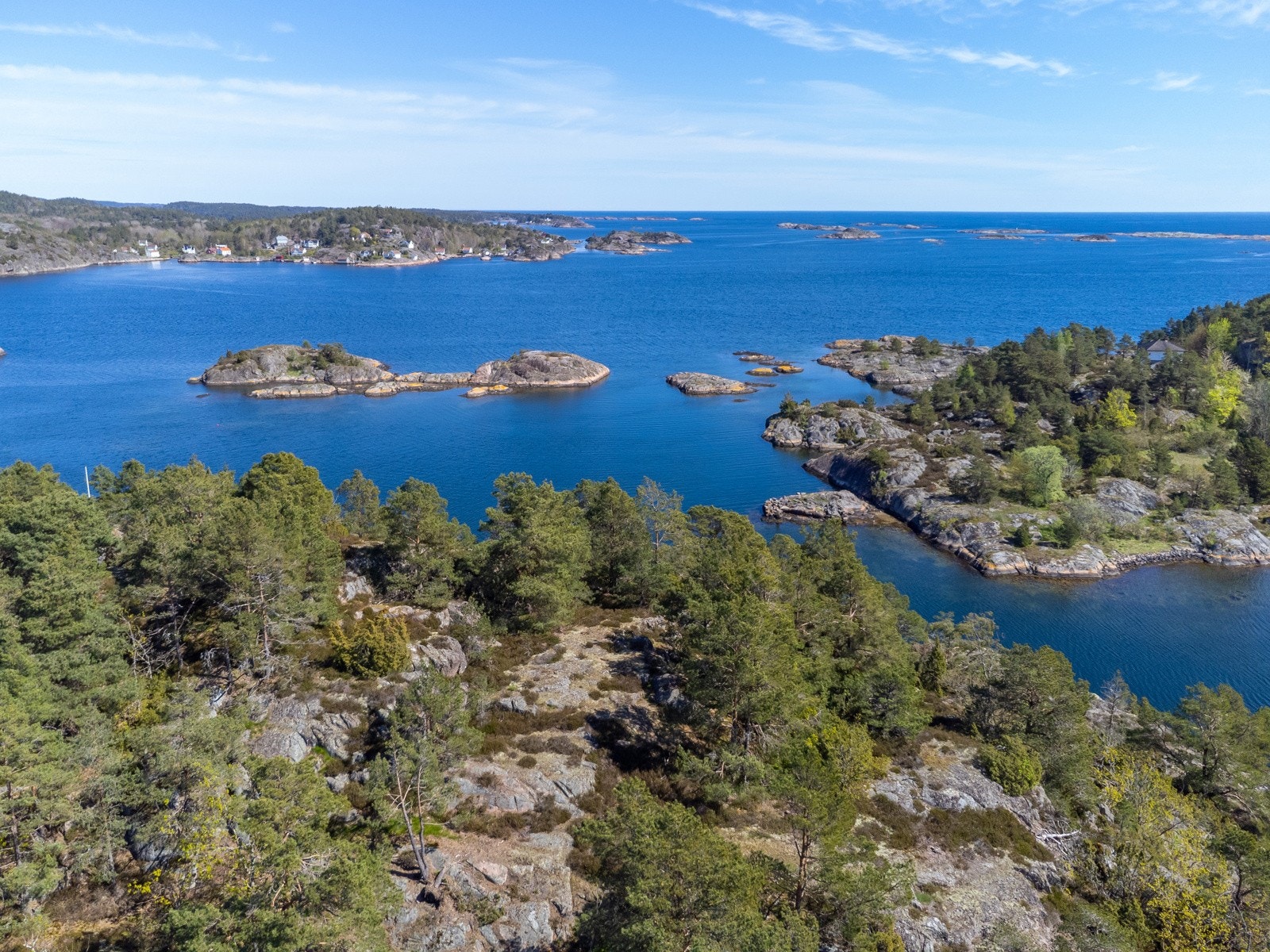 Nydelig natur med fine turstier og varkre badeplasser så langt øyet rekker. Galleribilde