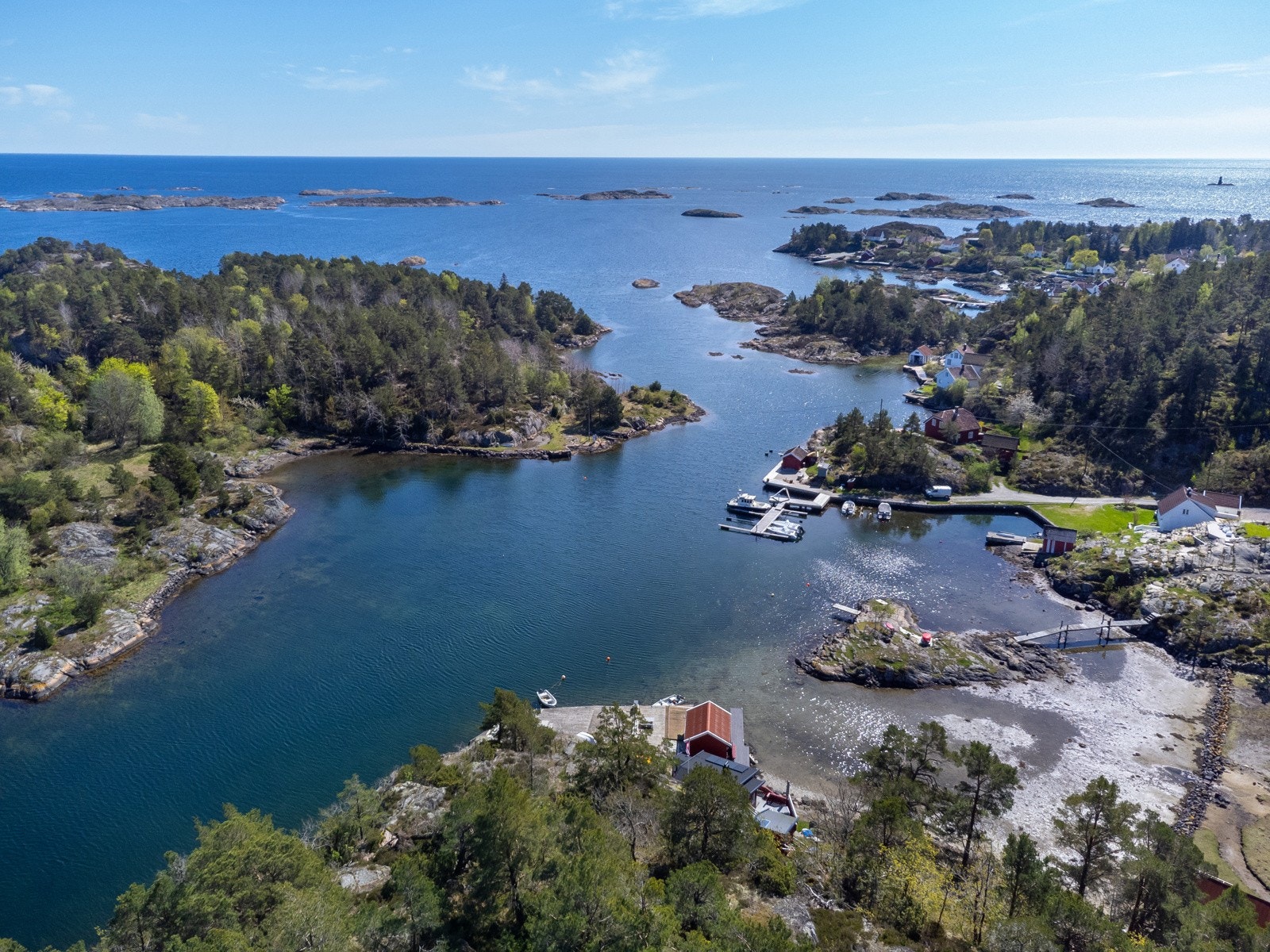 Her får du alt hva ekte sørlands skjærgård har å by på - svaberg, bølgeskvulp, sandstrand og bryggekos. Galleribilde
