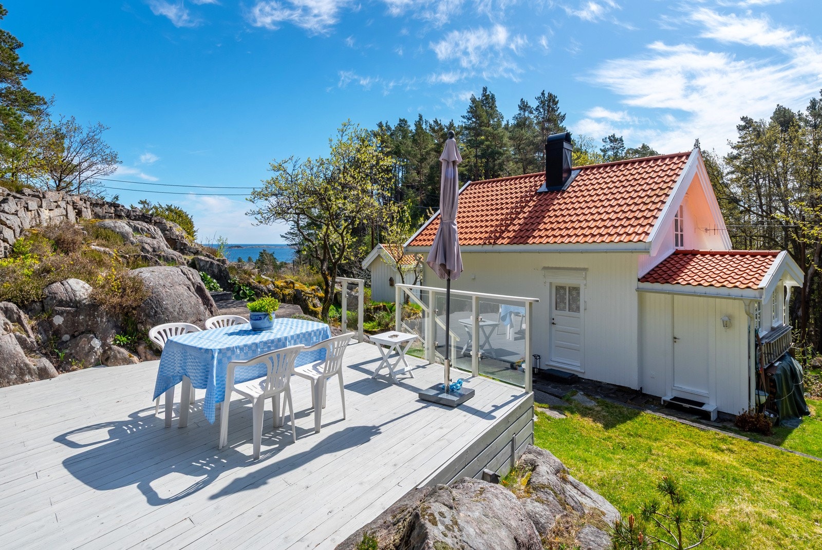 Det er fin utsikt til sjøen fra plattingen - her kan både måltider, god stemning og utsikt nytes. Galleribilde