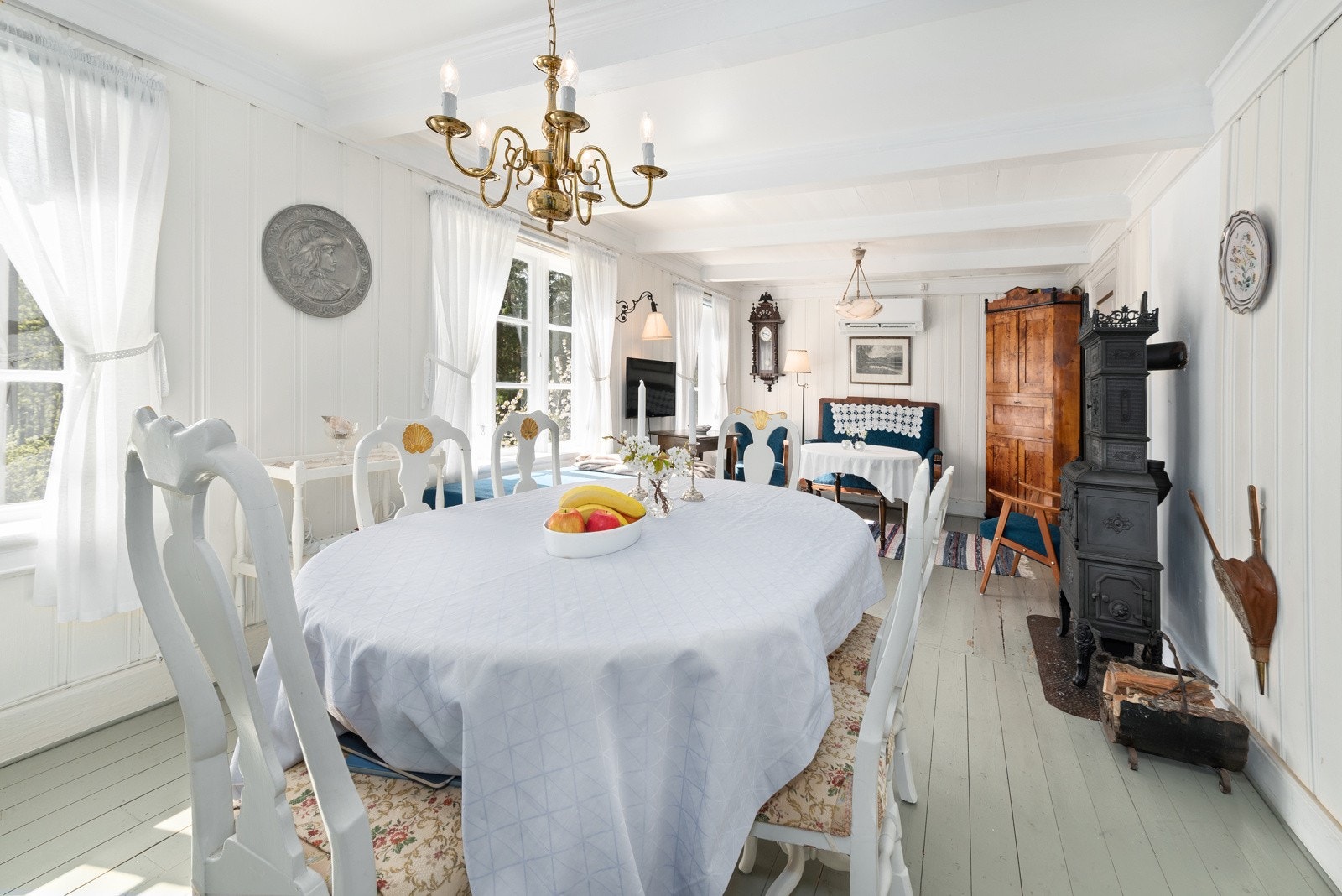 Lys og romslig stue og spisestue med vedovn og plass til annet møblement av ønske. Stuen har også varmepumpe. Galleribilde