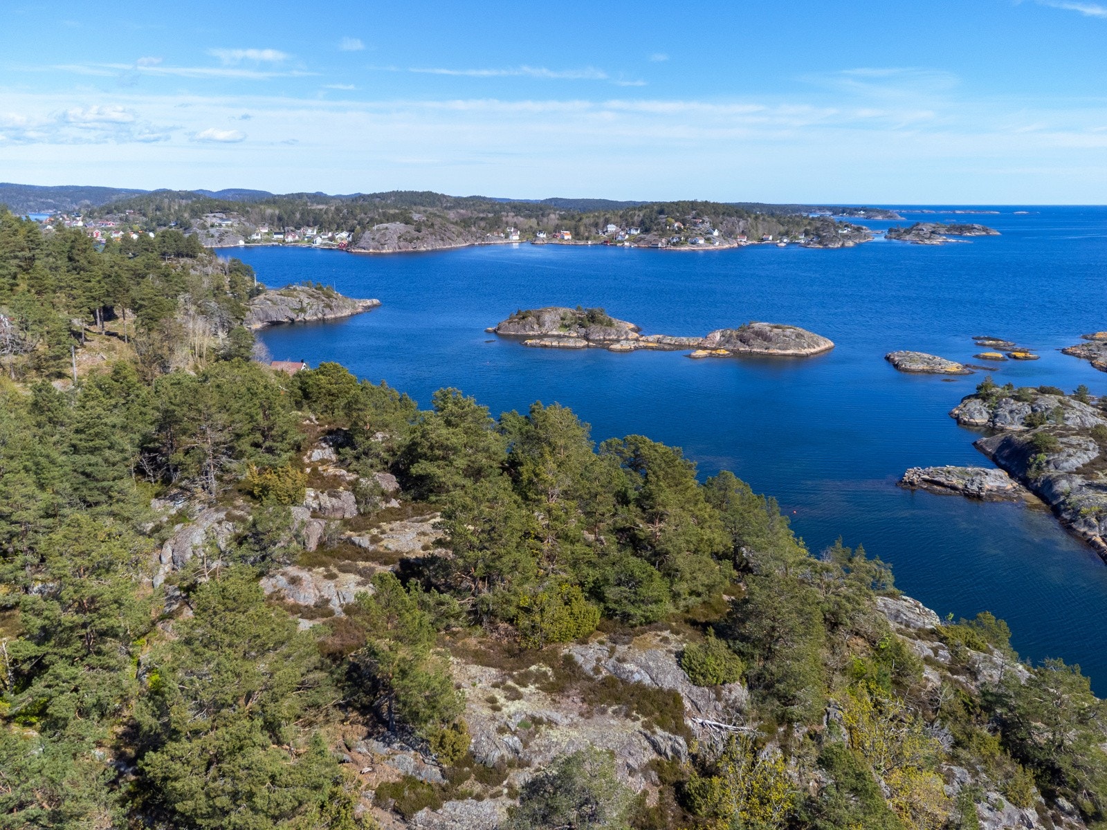 Det er kort kjøretid med båt inn Oksefjorden til Tvedestrand. Man kan også kjøre andre veien inn Kilsundet mot Kilsund og ta båtveien innaskjærs til Arendal. Galleribilde
