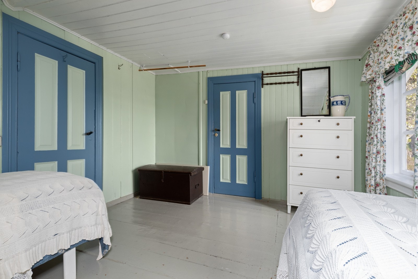 Et fint rom med god atmosfære og fin utsikt fra soveromsvinduet. VIdere går døren til soverom 3. Galleribilde