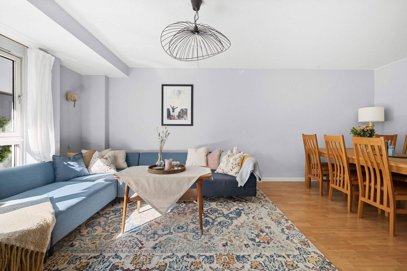 Stuen har en romslig planløsning med plass til sofagruppe, spisebord og annet ønsket møblement Galleribilde
