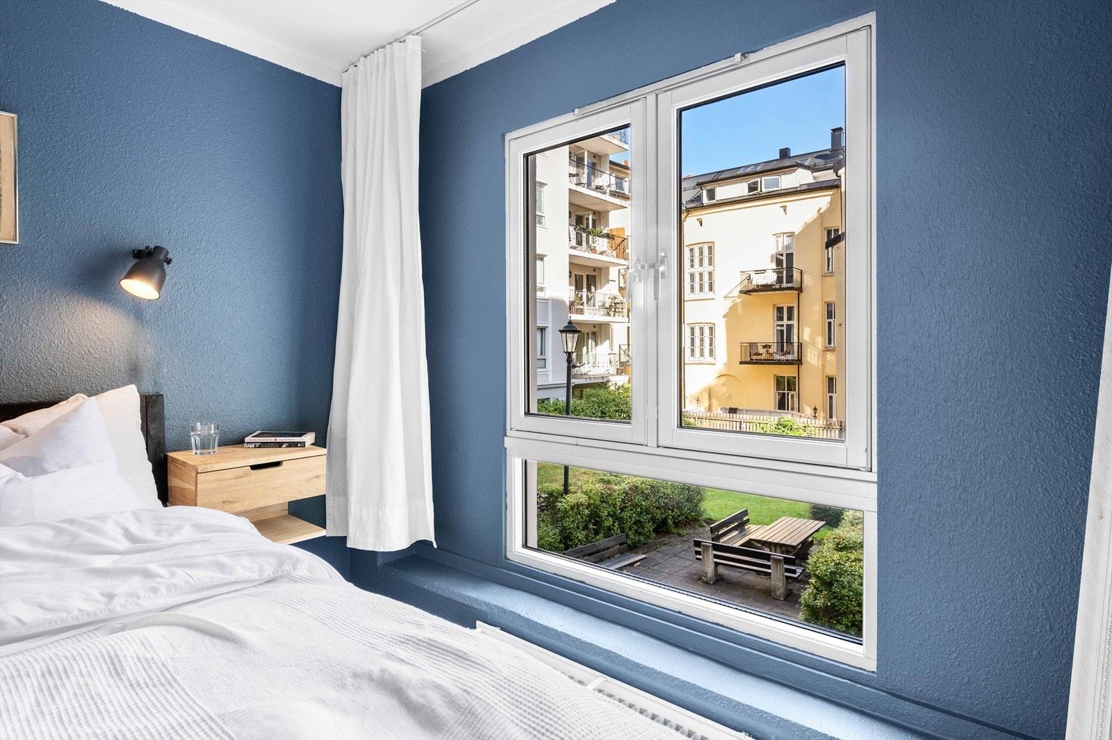 Soverommet ligger vendt mot en hyggelig og pent opparbeidet bakgård Galleribilde