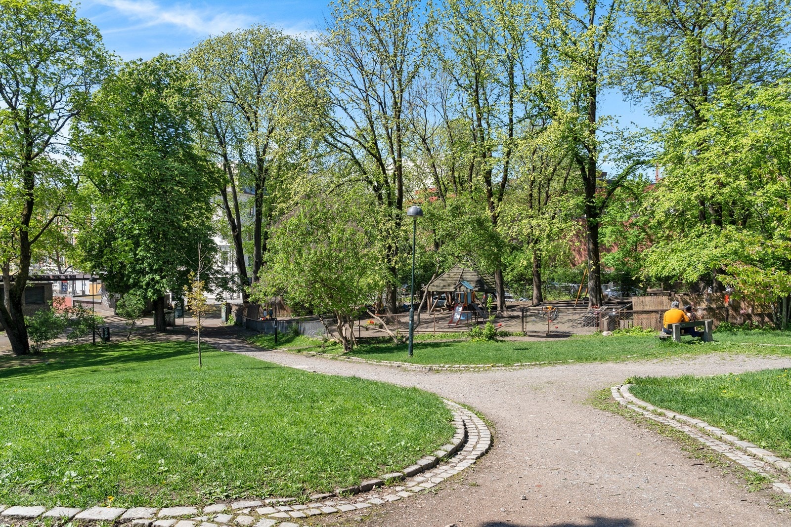 Leiligheten har en meget sentral beliggenhet med kort vei til både kollektiv trafikk, shopping, skoler og flotte naturomgivelser. Galleribilde