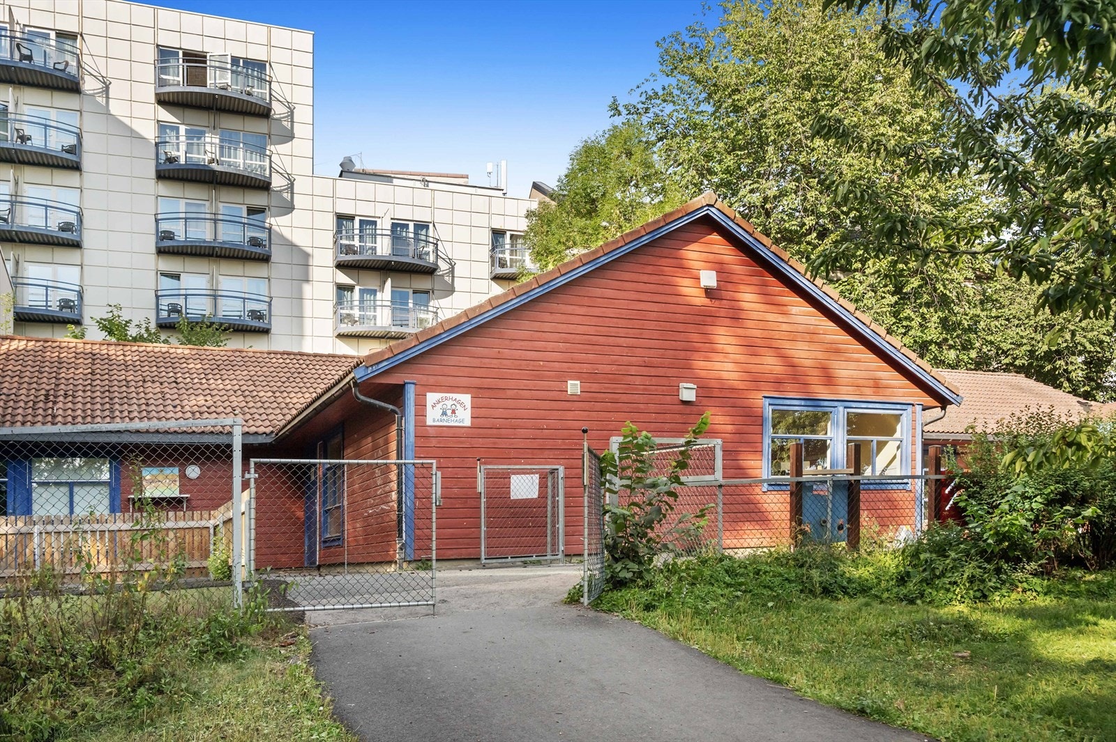 Det er kort gangavstand til flere barnehager, som Ruseløkka (flere avdelinger, blant annet i Huitfeldts gate) og Ankerhagen. Galleribilde
