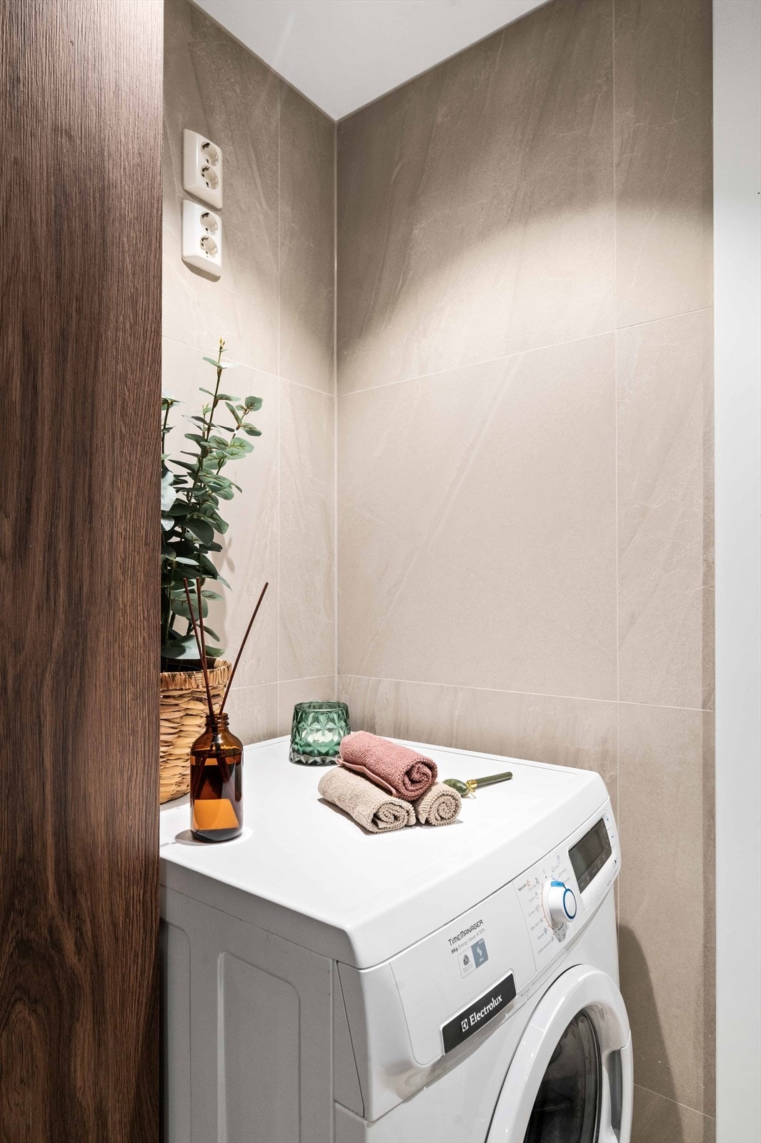 Badet har opplegg for vaskmaskin og god plass til en tørketrommel om man ønsker det også. Galleribilde