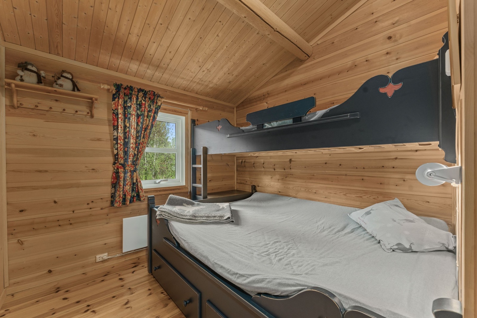 Alle soverommene har plassbygde senger med smart oppbevaringsløsning - også disse levert av Skåbu Treskjærerverksted. Galleribilde