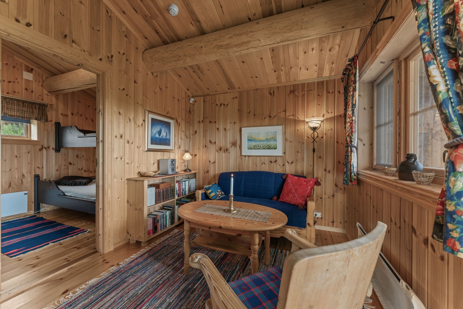 Annekset er innredet med tregulv, panel på vegger og i himlingen, og består av stue, soverom og bod. Galleribilde