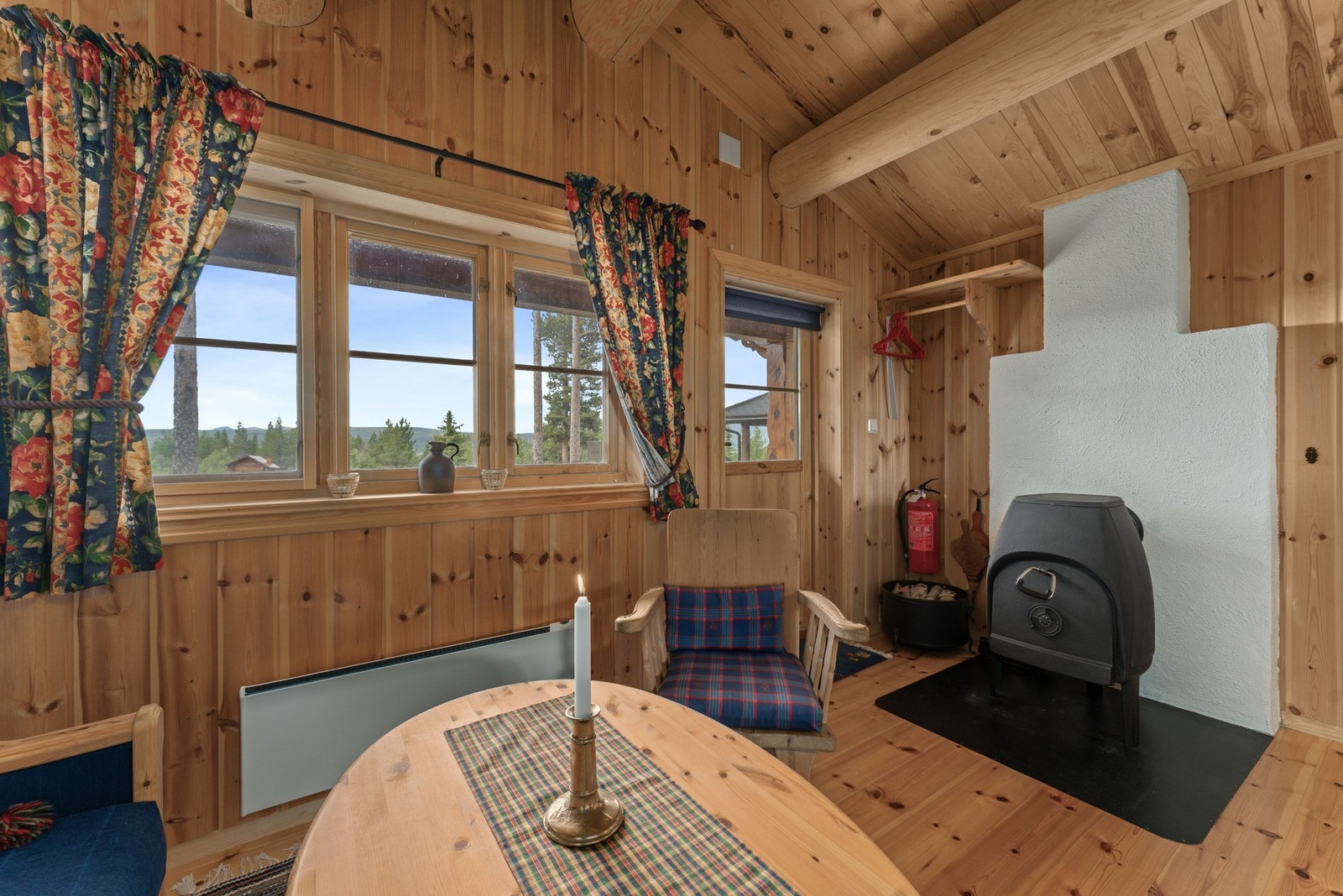 Oppvarming skjer via panelovner og vedovn, og det er innlagt strøm. Galleribilde