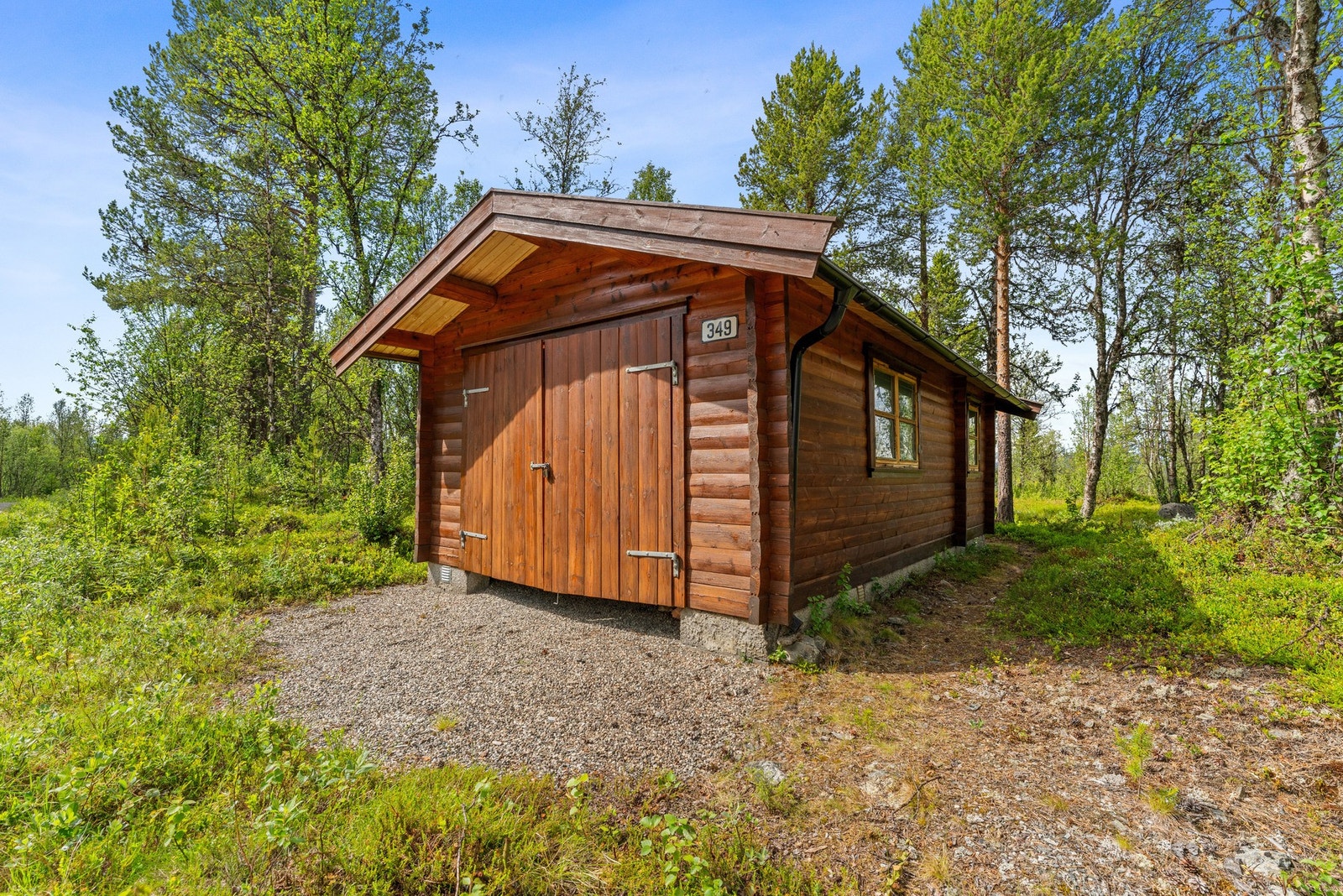 Garasjen er plassert på en separat tomt like ved hytta. Her er det biloppstillingsplass til én bil, samt bod. Galleribilde