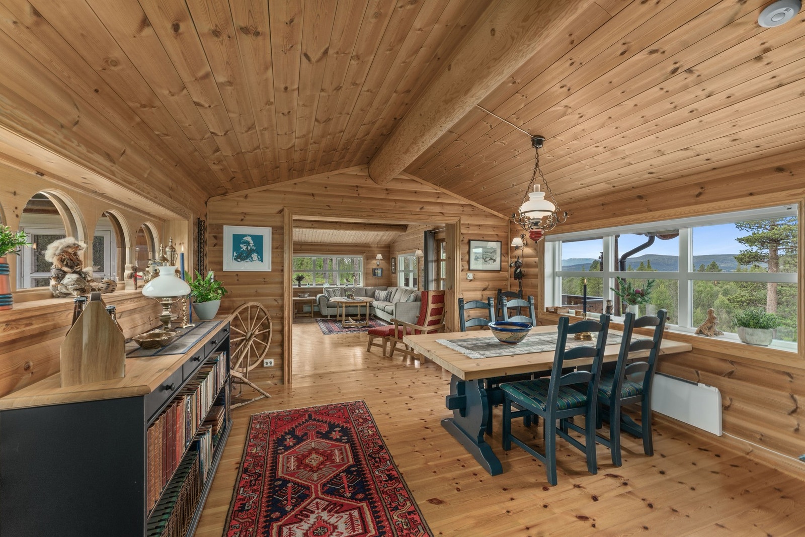 Hovedrommet består av en romslig stue og spisestue med store vindusflater som slipper naturen inn og gir lys og luft året rundt. Galleribilde