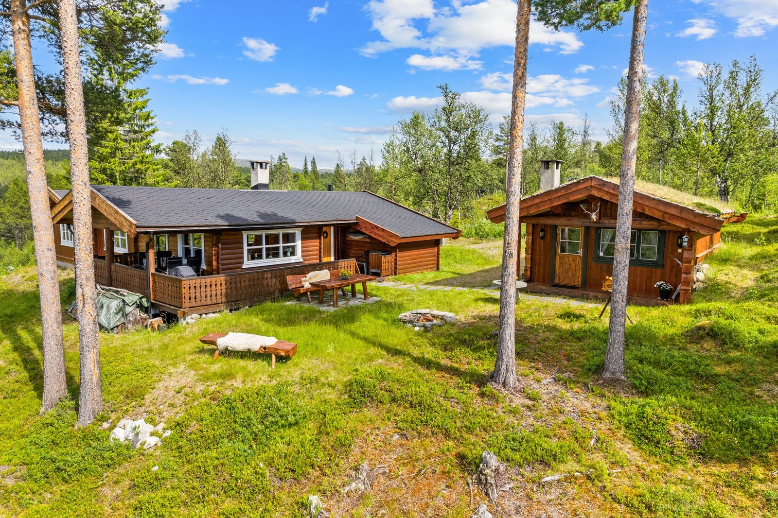 Eiendommen er pent opparbeidet, med hyggelig uteområder i naturskjønne omgivelser. Galleribilde