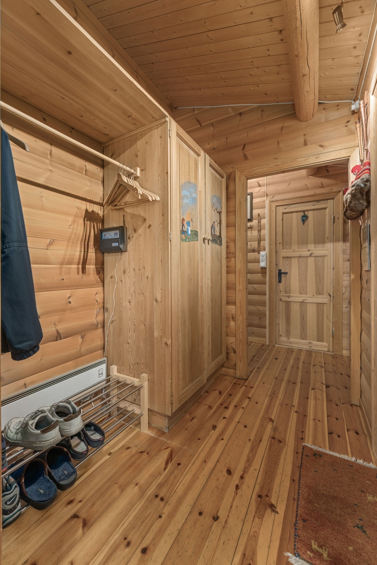 I entréen blir du møtt av en plassbygget garderobeløsning med rikelig plass til yttertøy og sko. Galleribilde