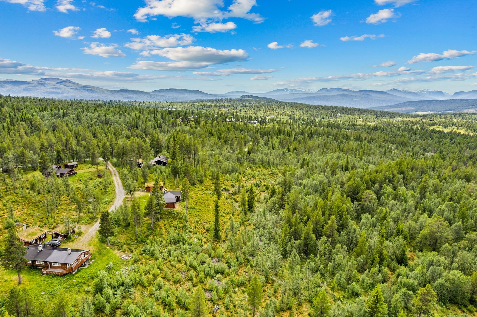 Hytta ligger i kort avstand fra Skåbu sentrum, hvor du finner dagligvarebutikk, kafé og anerkjente Skåbu Fjellhotell. Galleribilde