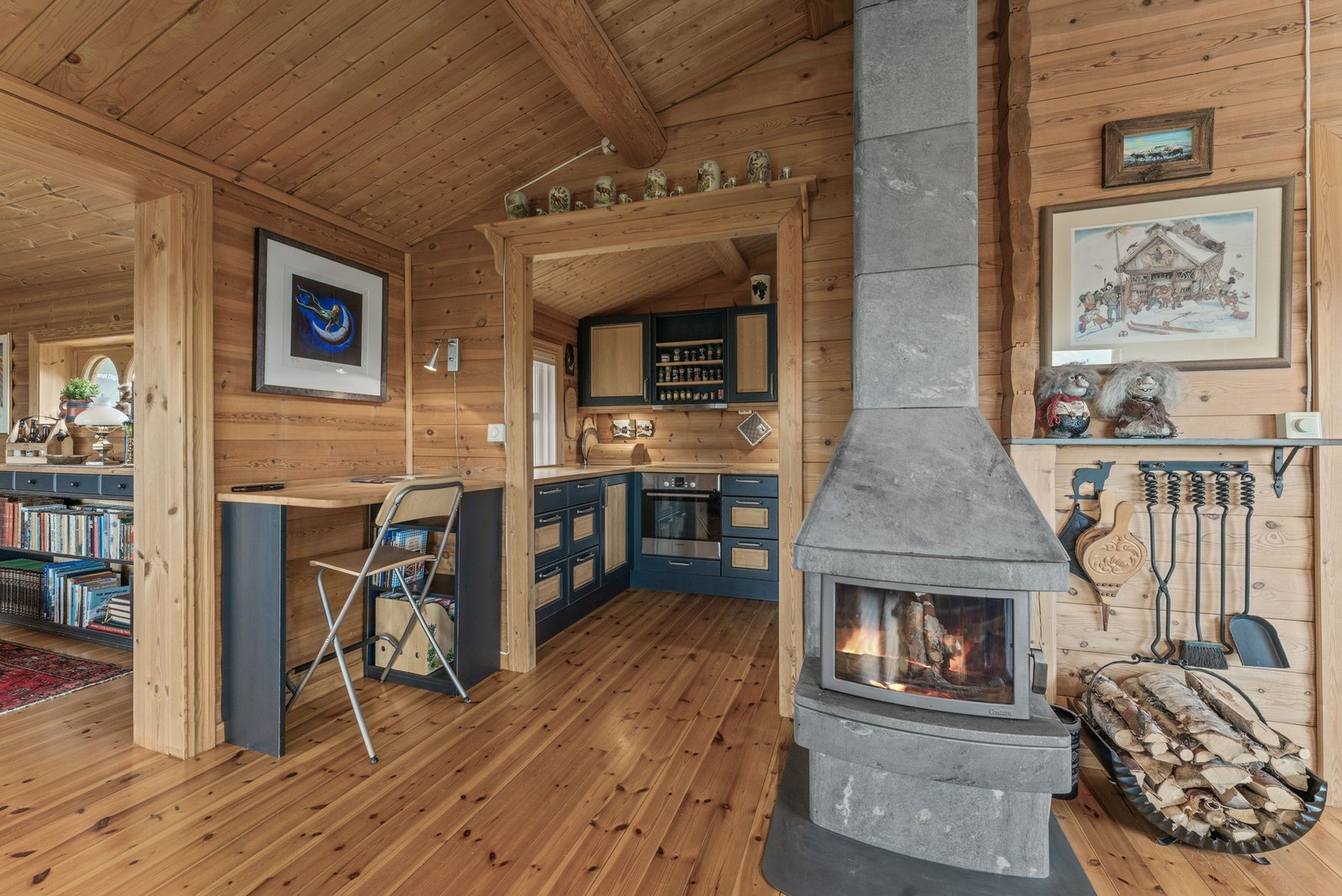 Kjøkkenet ligger i åpen løsning mot stuen. Galleribilde