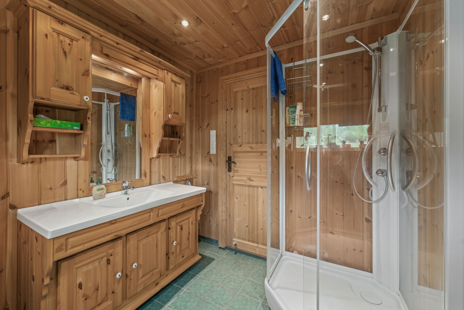 Det er to bad i hytta, begge med flislagt gulv, elektriske varmekabler og praktisk innredning. Galleribilde