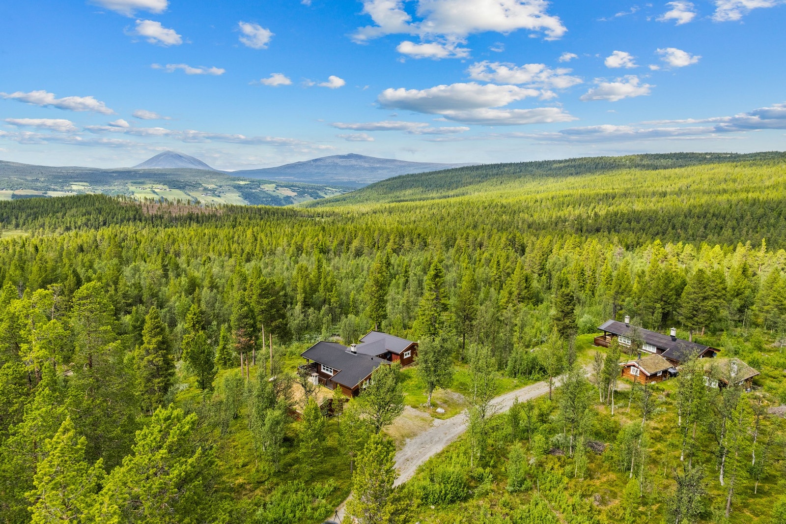 Rett utenfor døra venter et eldorado av turmuligheter - sommer som vinter. Fra toppturer og fotturer til sykling, jakt og fiske - her får du naturopplevelser av høy klasse. Galleribilde