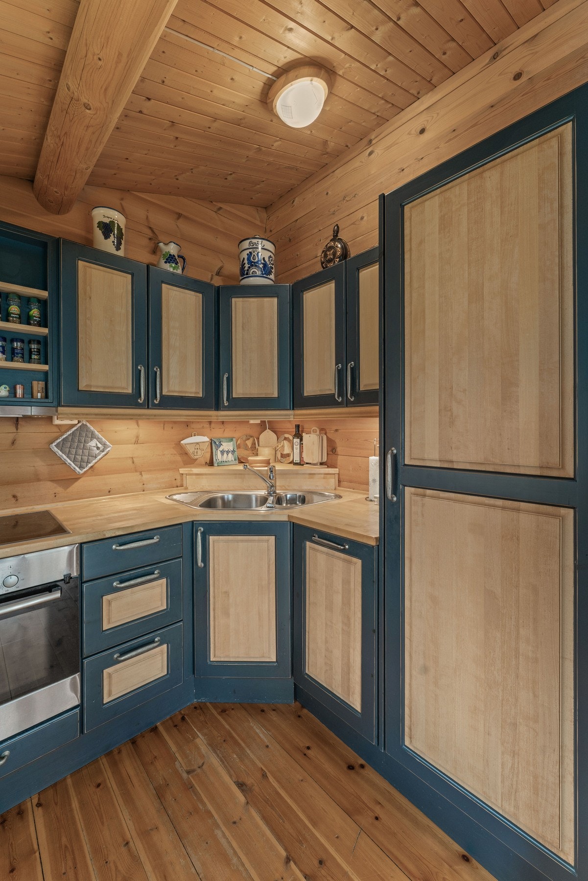 Kjøkkenet ble skiftet i 2007, og er levert av anerkjente Skåbu Treskjærerverksted - noe som gir det særpreg og kvalitet. Galleribilde