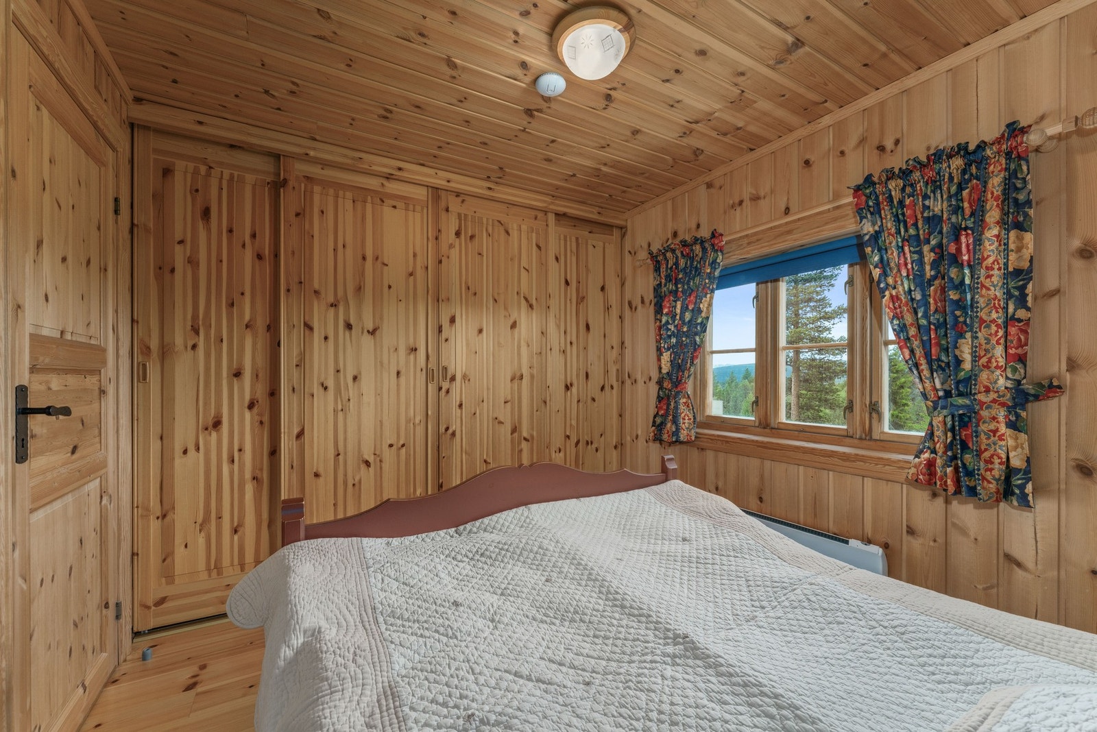 Hovedsoverommet har en praktisk skyvedørsgarderobe som gir rikelig med oppbevaringsplass. Galleribilde