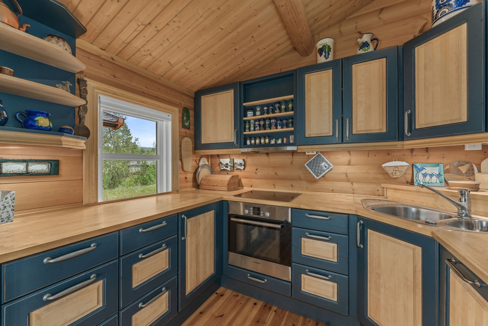 Kjøkkenet har god skap- og benkeplass, samt moderne hvitevarer som kjøleskap med fryser fra 2021, oppvaskmaskin, platetopp m/induksjon, stekeovn og kjøkkenventilator med avtrekk. Galleribilde