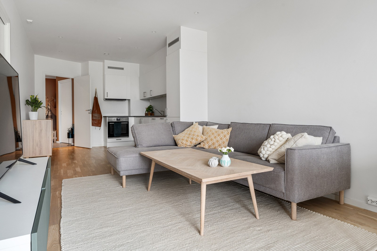 God plass til stor sofa med plass for vennegjengen!